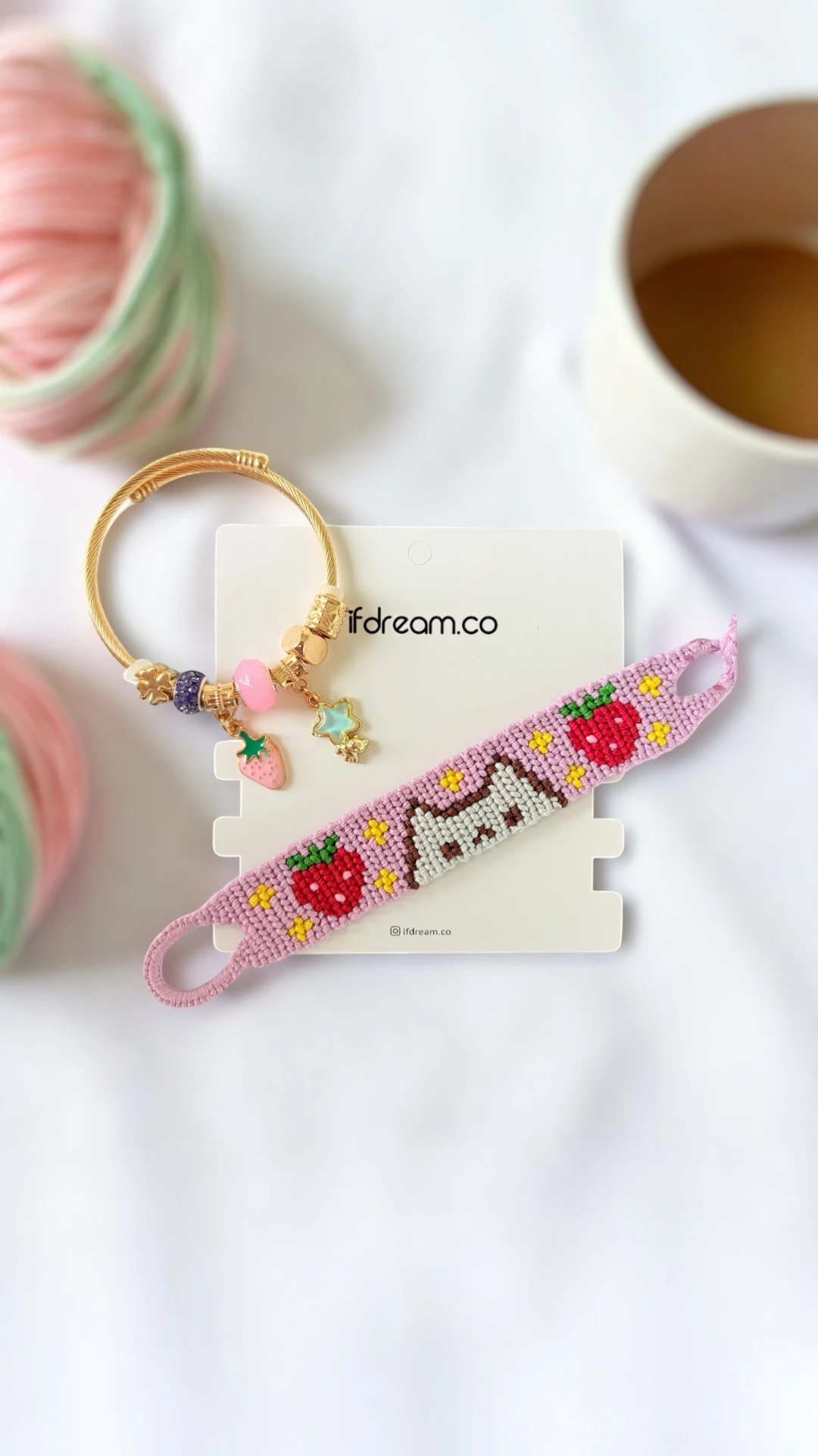 El Yapımı Kedili ve Çilek Desenli Renkli Dostluk Bilekliği