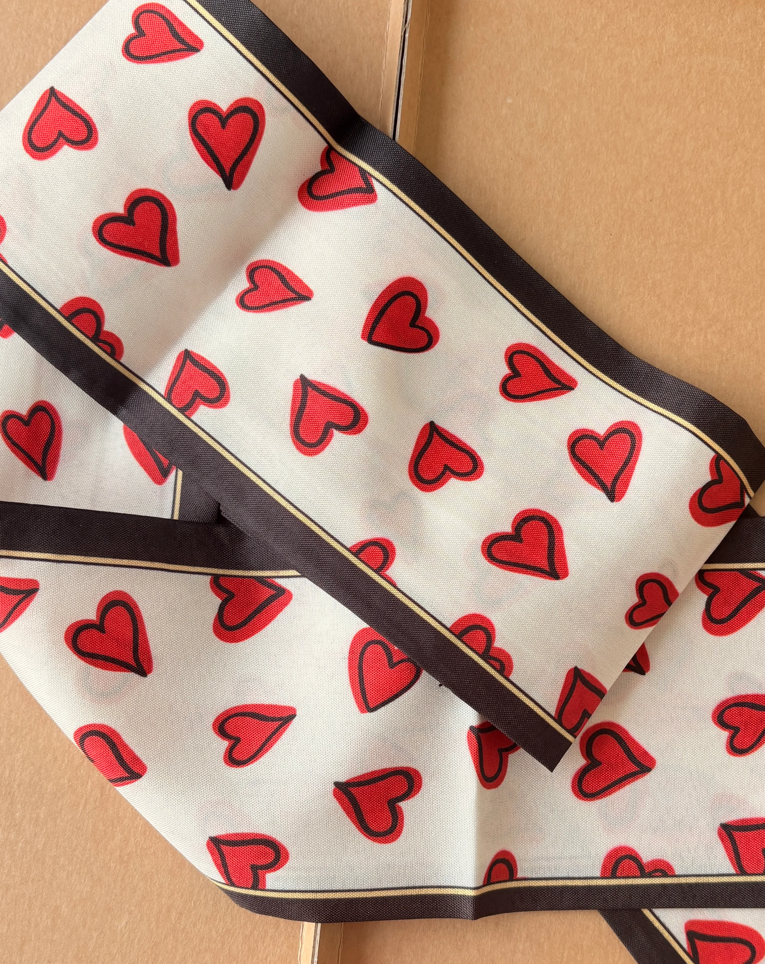 Krem Zemin Kırmızı Kalp Desenli Uzun İnce Fular - Romantik Saç Bandı ve Boyun Fuları