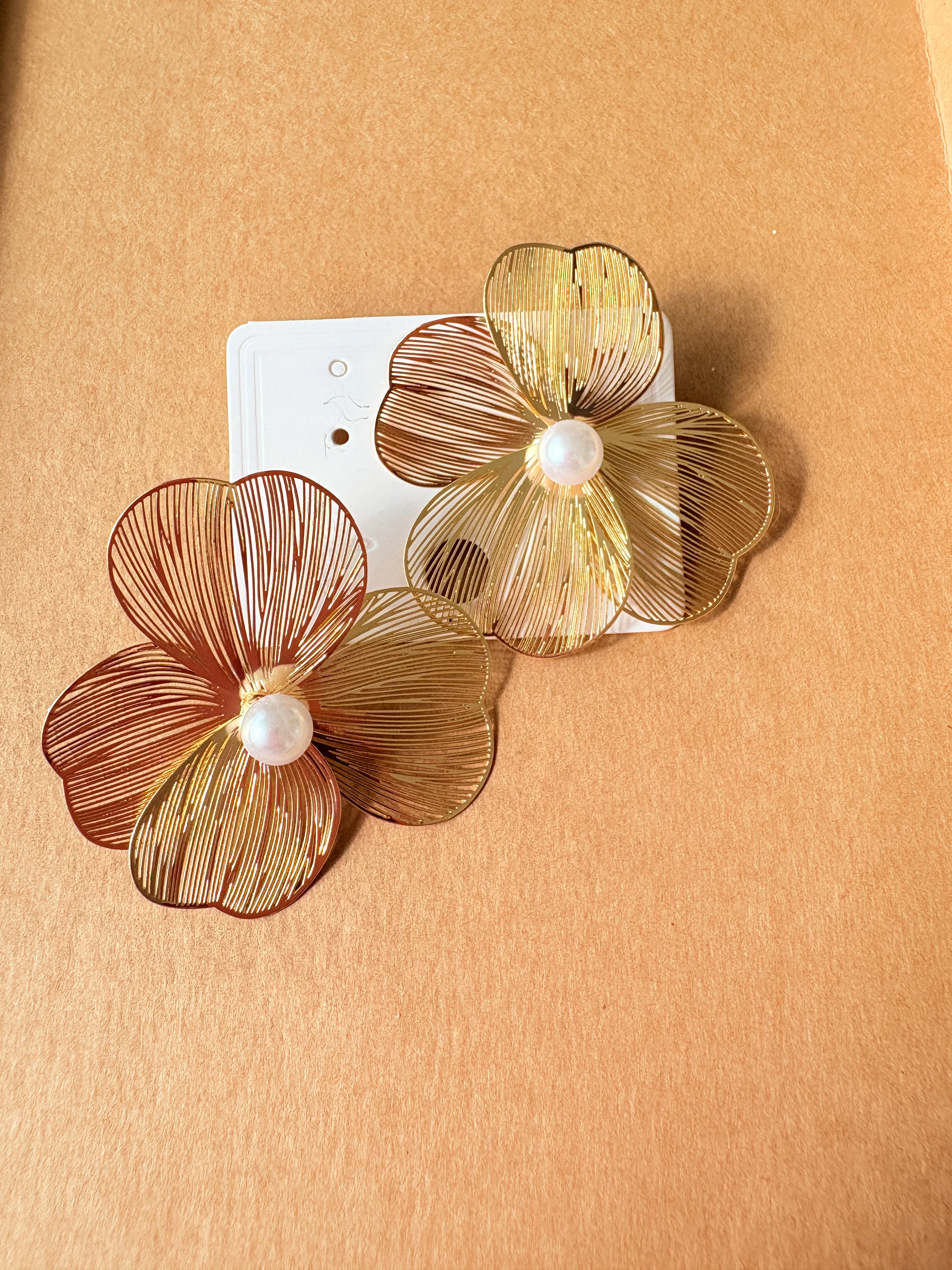 Altın Renk Çiçek Formlu İncili Küpe – Zarif ve Şık Tasarım