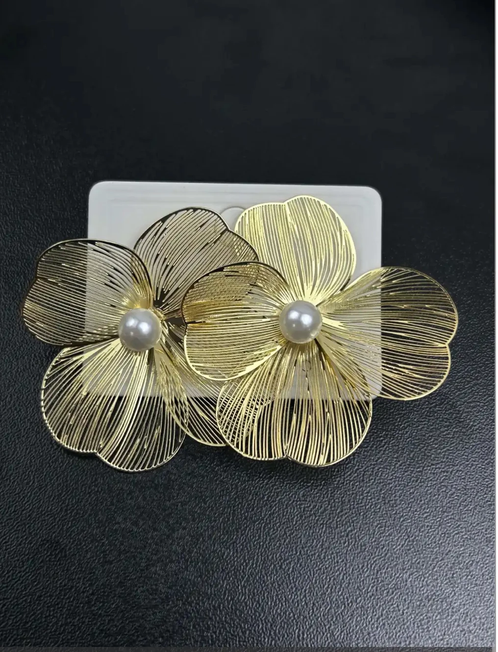 Altın Renk Çiçek Formlu İncili Küpe – Zarif ve Şık Tasarım