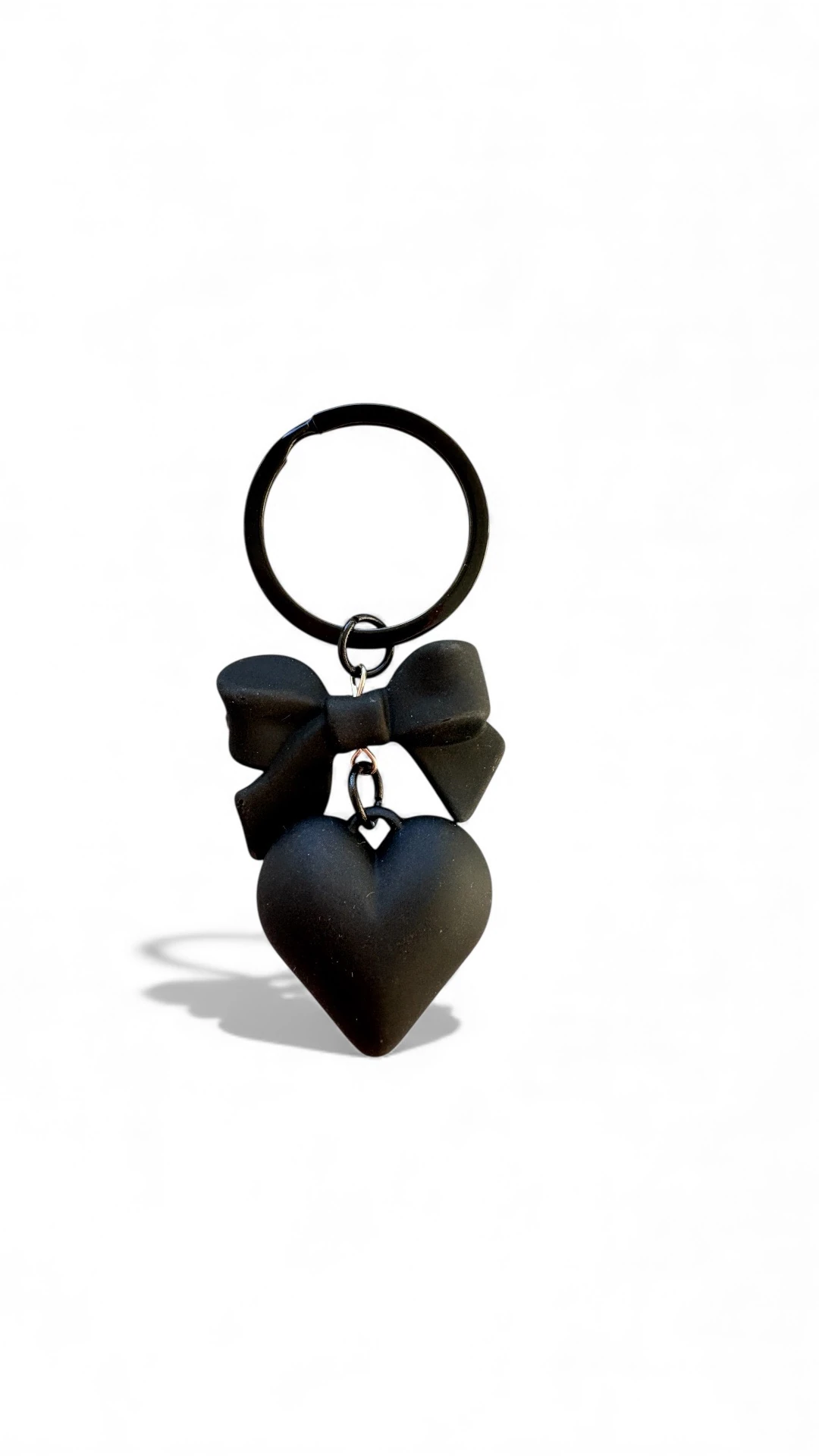 Şık Mat Siyah Kalp Fiyonk Anahtarlık – Minimal & Zarif Tasarım