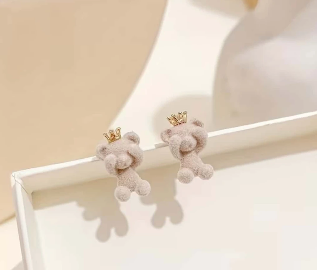 Taçlı Peluş Ayıcık Küpe – Sevimli ve Eğlenceli Tasarım-bej