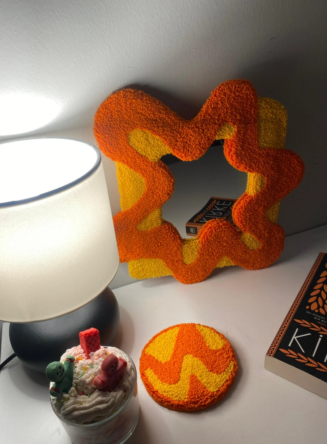 El Yapımı Dalgalı Punch Ayna ve Mug Rug Seti - Pop Art Ev Dekorasyonu