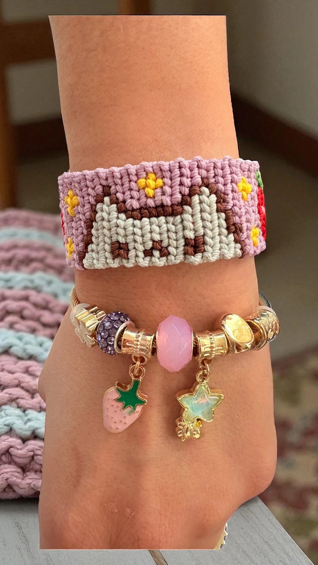 El Yapımı Kedili ve Çilek Desenli Renkli Dostluk Bilekliği