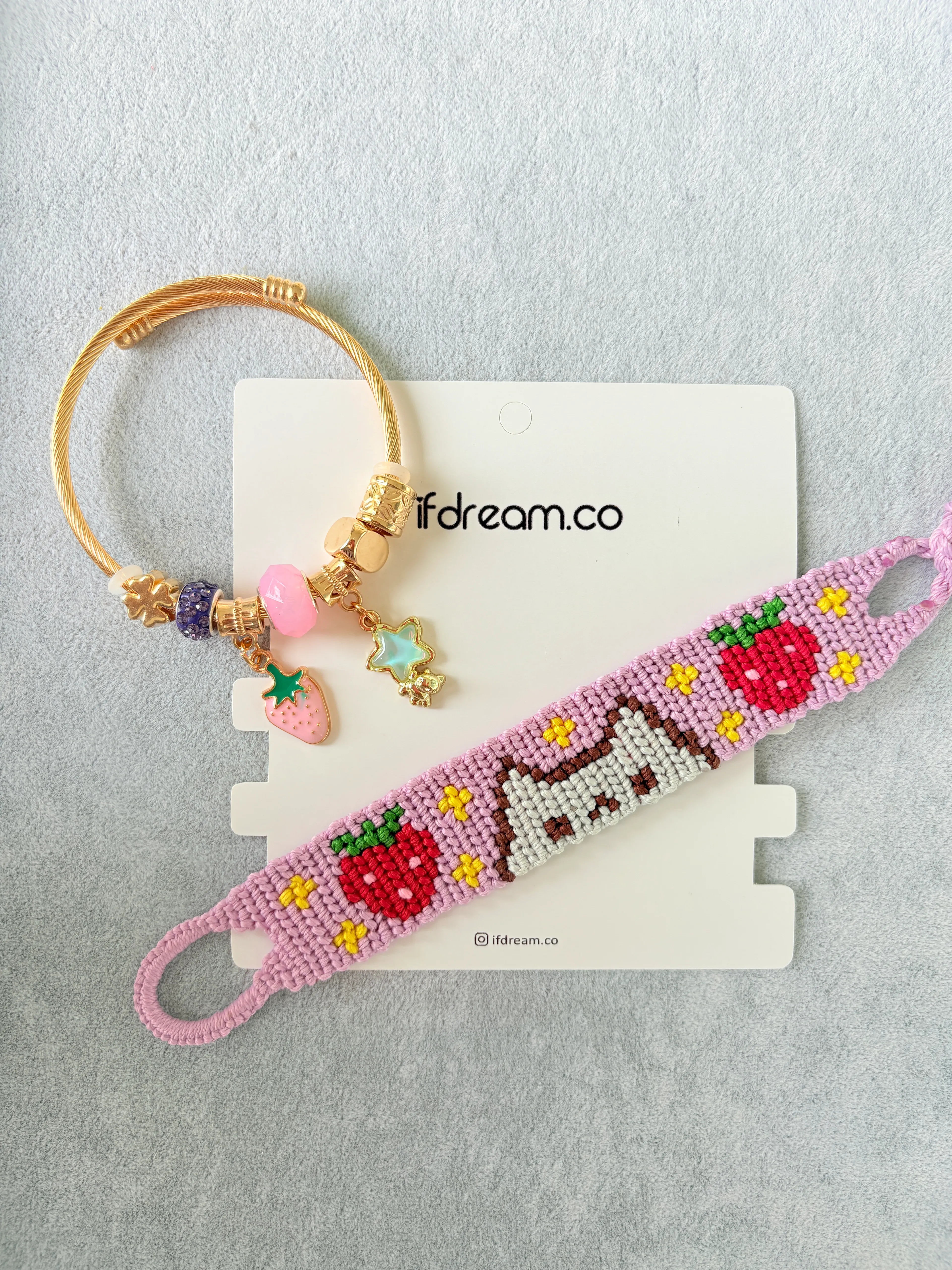 El Yapımı Kedili ve Çilek Desenli Renkli Dostluk Bilekliği