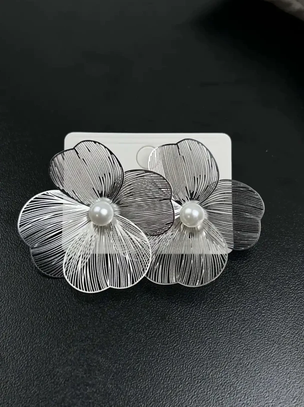 Gümüş Renk Çiçek Formlu İncili Küpe – Zarif ve Modern Tasarım