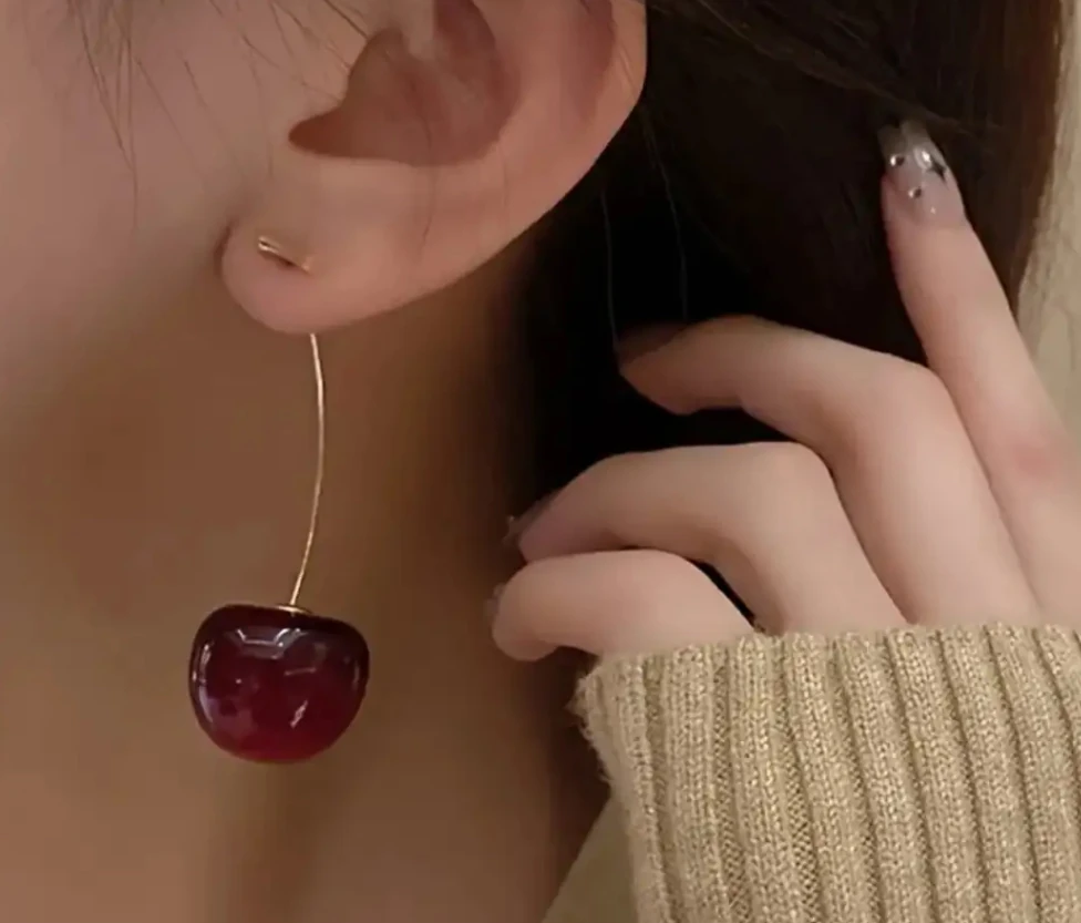 Kırmızı Kiraz Tasarımlı Uzun Sallantılı Küpe – Modern ve Şık Aksesuar