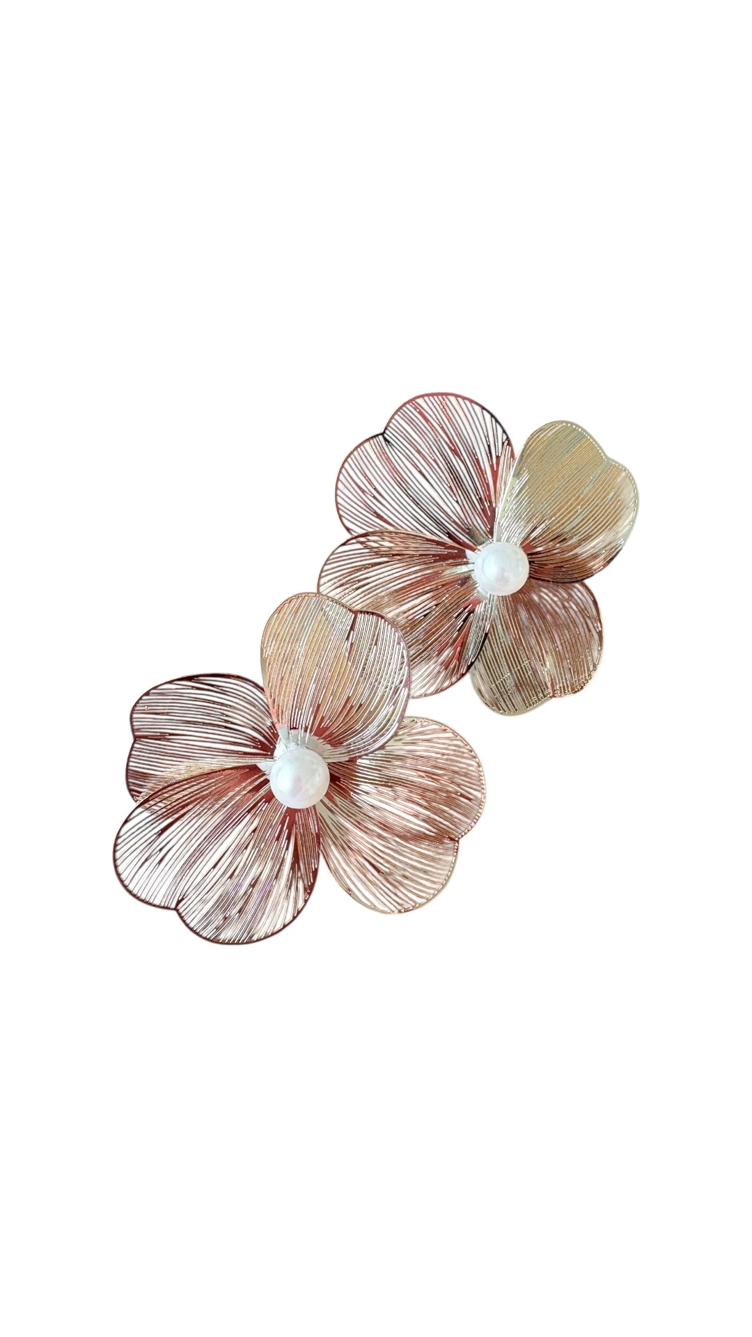 Gümüş Renk Çiçek Formlu İncili Küpe – Zarif ve Modern Tasarım