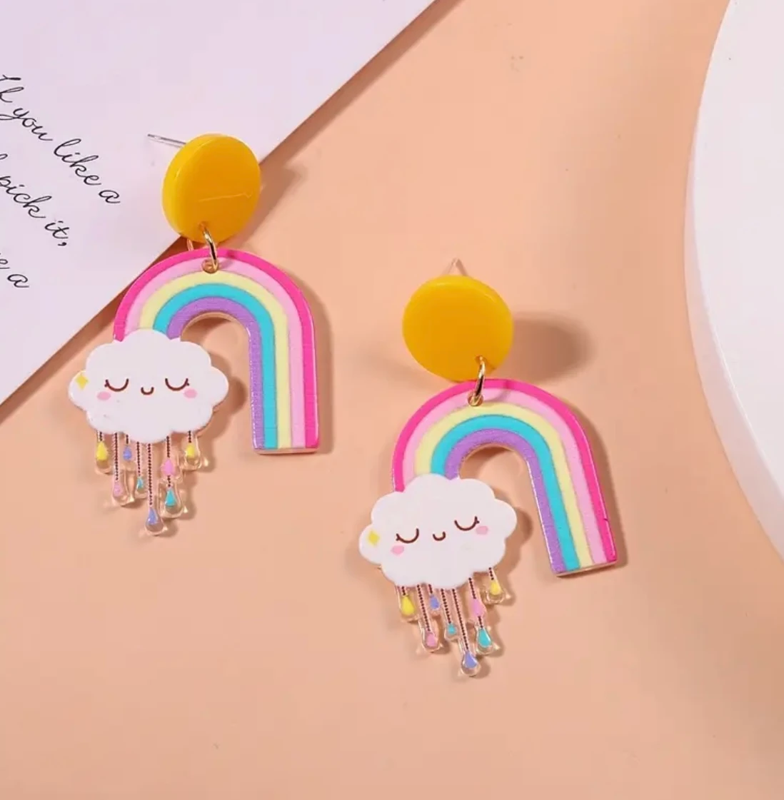 Gökkuşağı ve Uyuyan Bulut Akrilik Küpe - Pastel Sallantılı Kawaii Takı