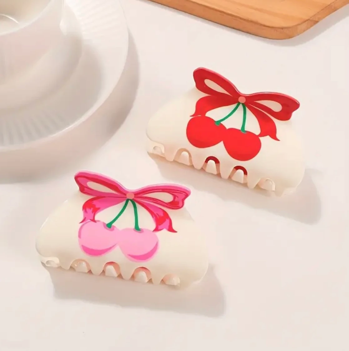 Kırmızı Kiraz ve Fiyonk Desenli Büyük Mandal Toka - Akrilik Y2K Saç Klipsi