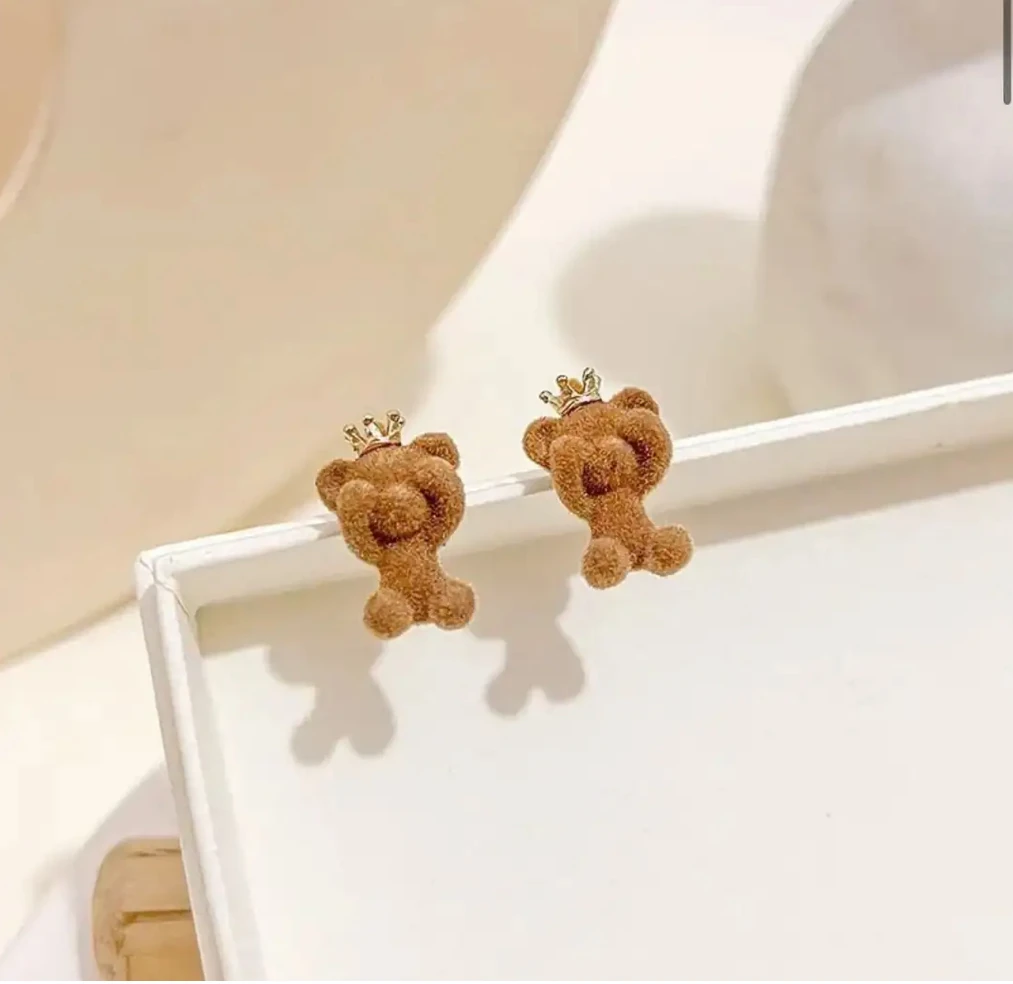 Taçlı Peluş Ayıcık Küpe – Sevimli ve Eğlenceli Tasarım-kahverengi