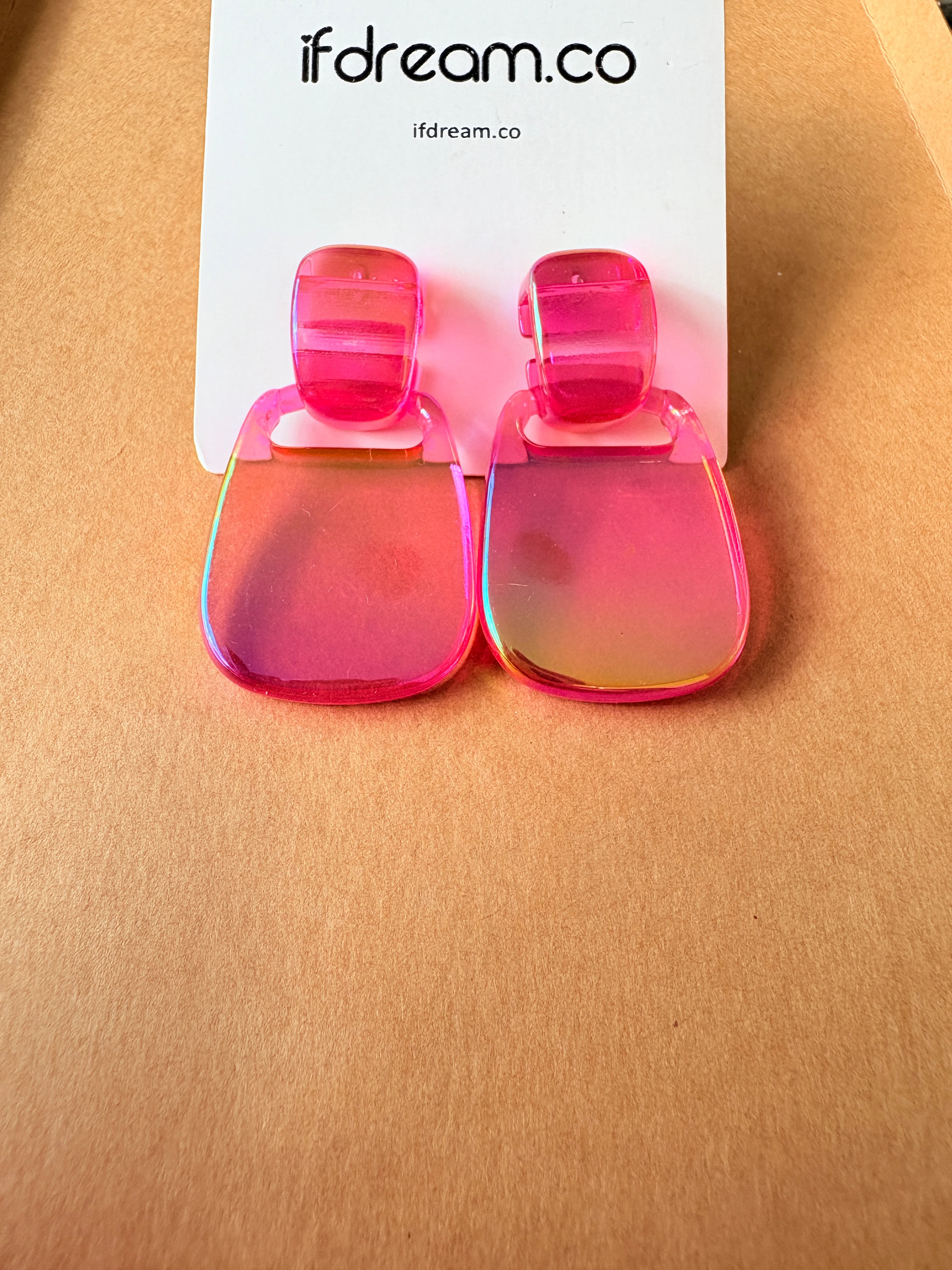 Neon Pembe Akrilik Geometrik Küpe – Modern & Parlak Tasarım