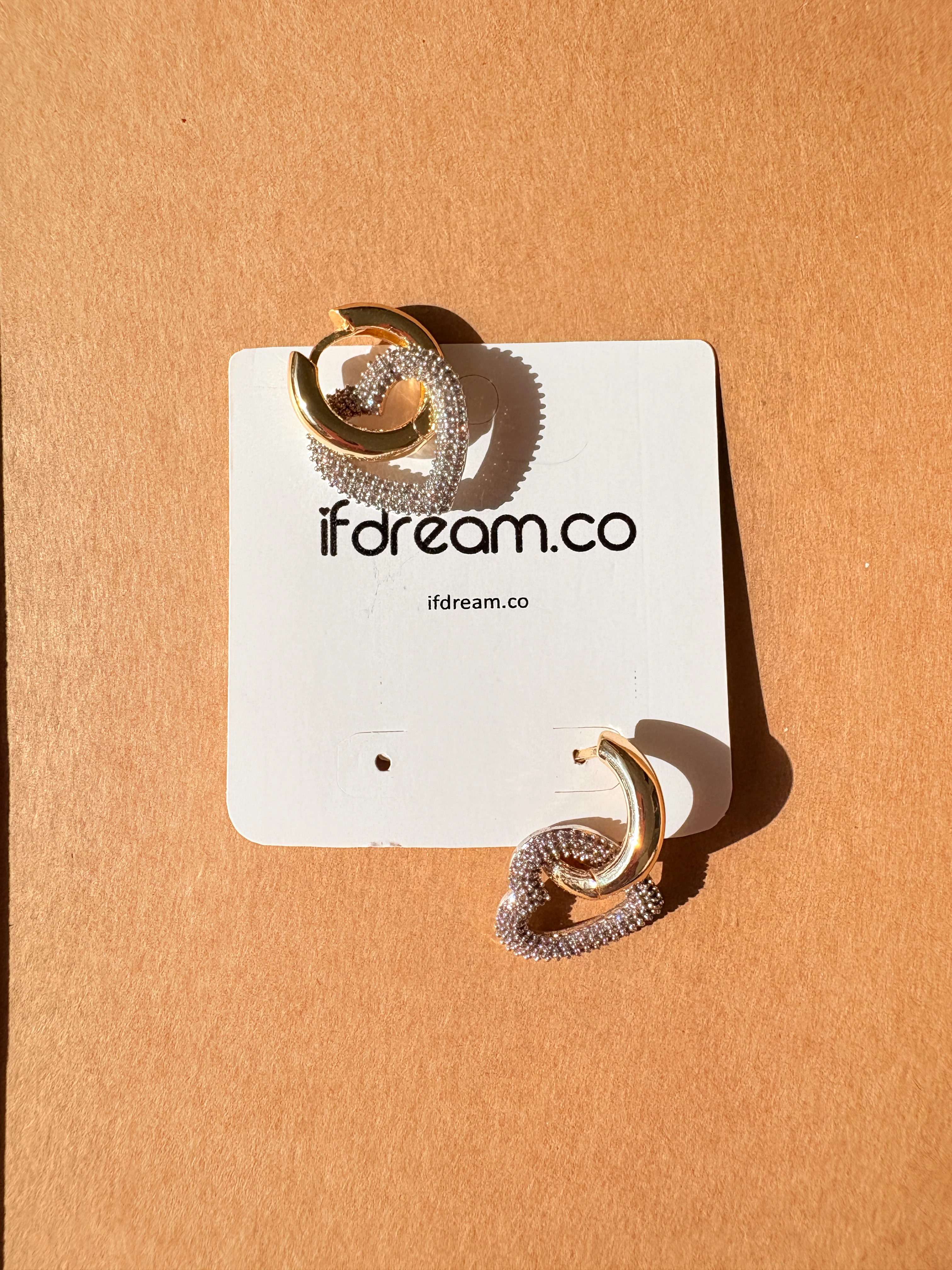 Kalp Figürlü Zirkon Taşlı Altın Rengi Halka Küpe