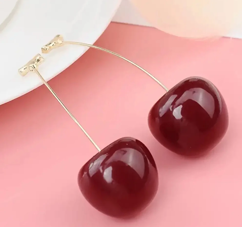 Kırmızı Kiraz Tasarımlı Uzun Sallantılı Küpe – Modern ve Şık Aksesuar