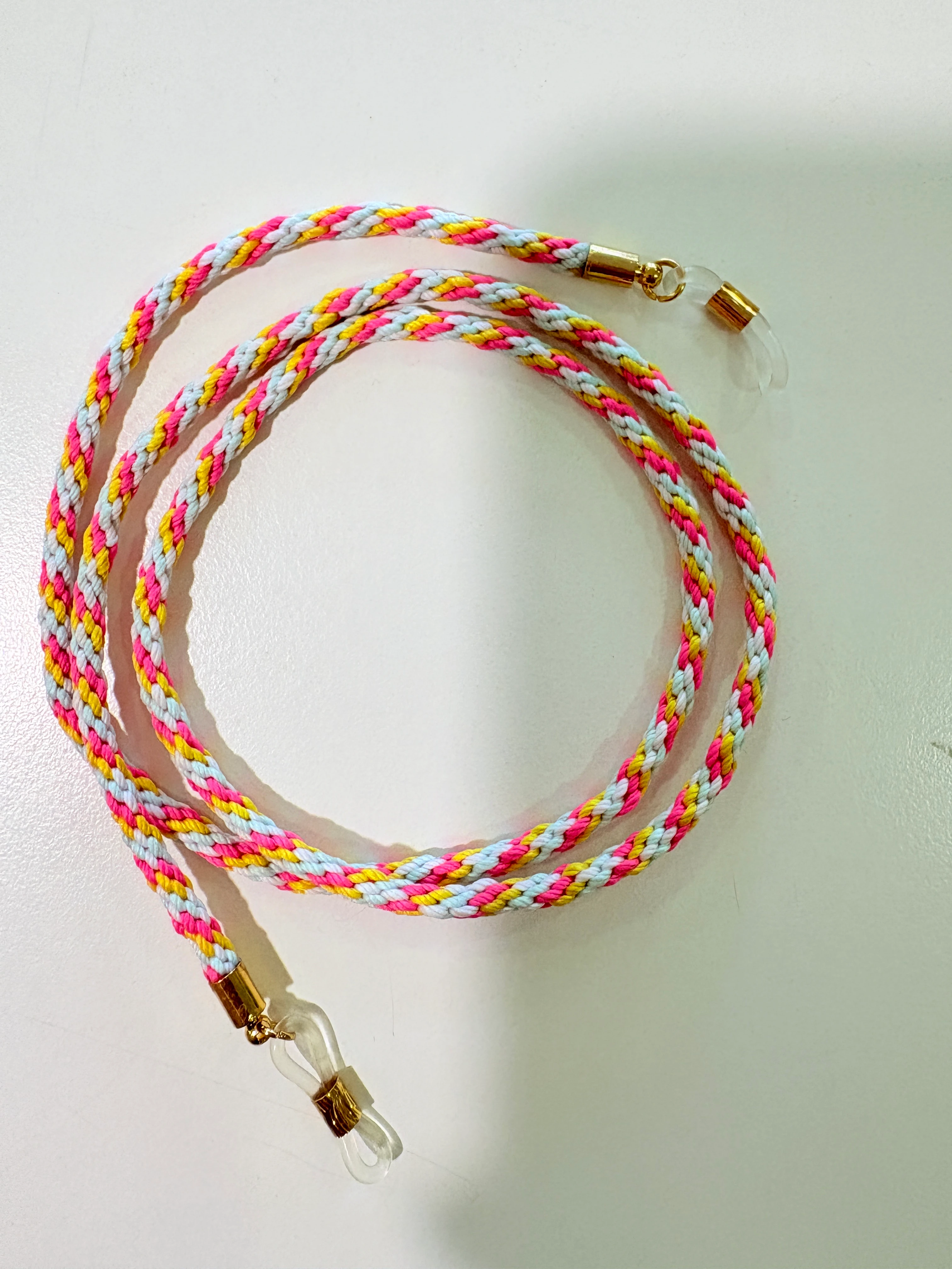 El yapımı örgü gözlük ipi