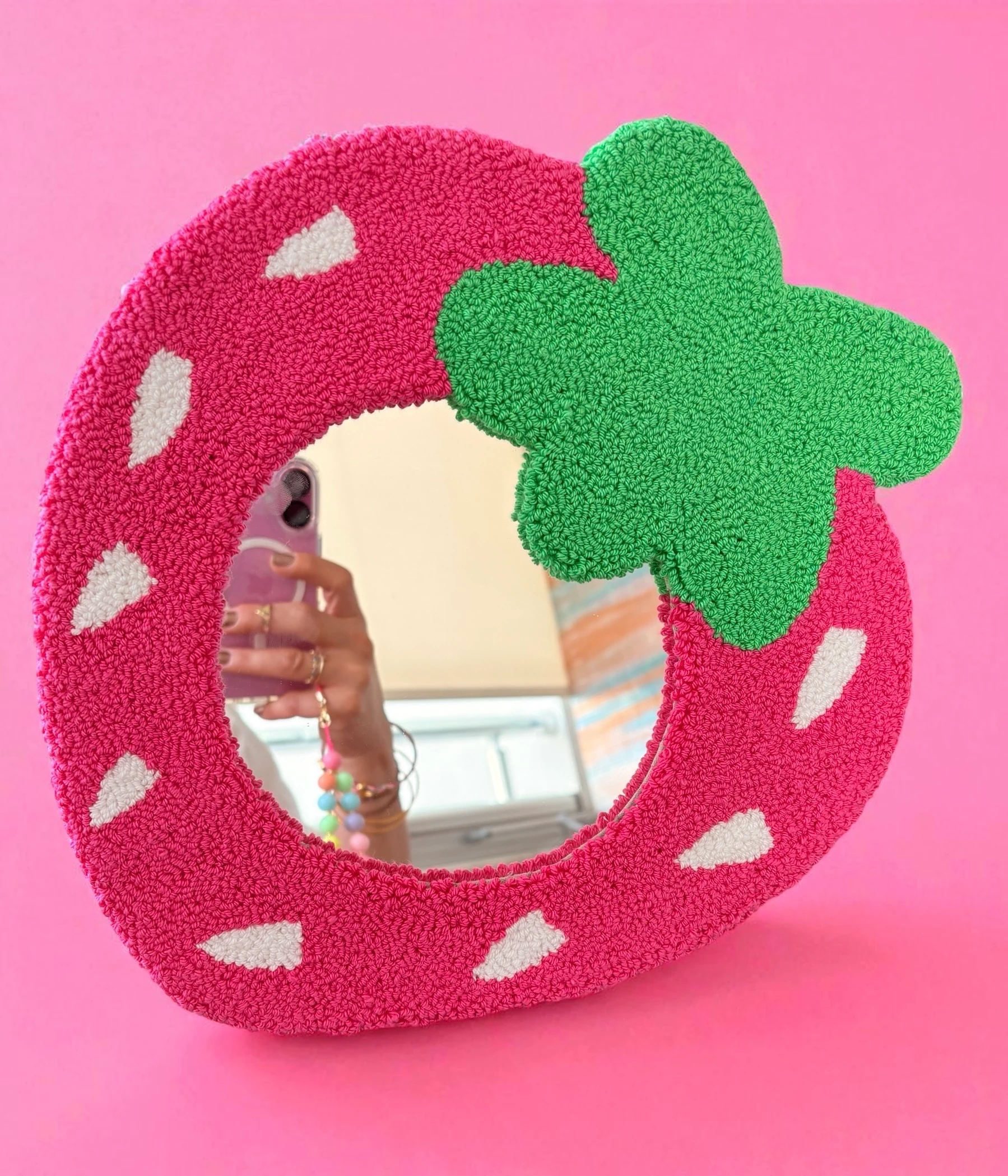 El Yapımı Punch Nakışı Pembe Çilek Desenli Dekoratif Ayaklı, Duvar Aynası