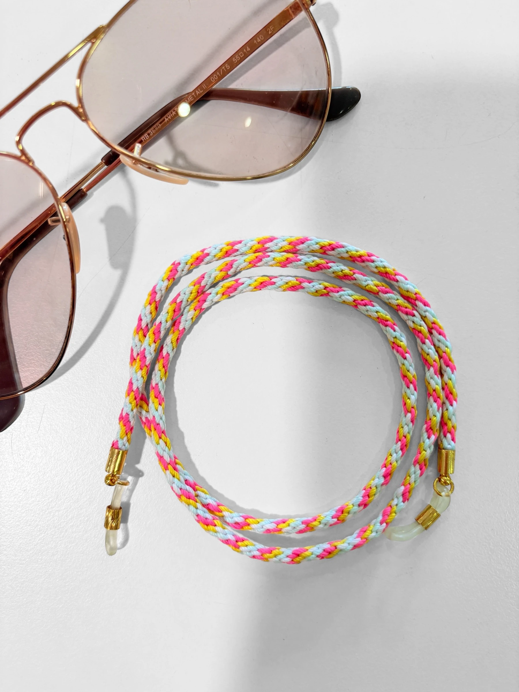 El yapımı örgü gözlük ipi