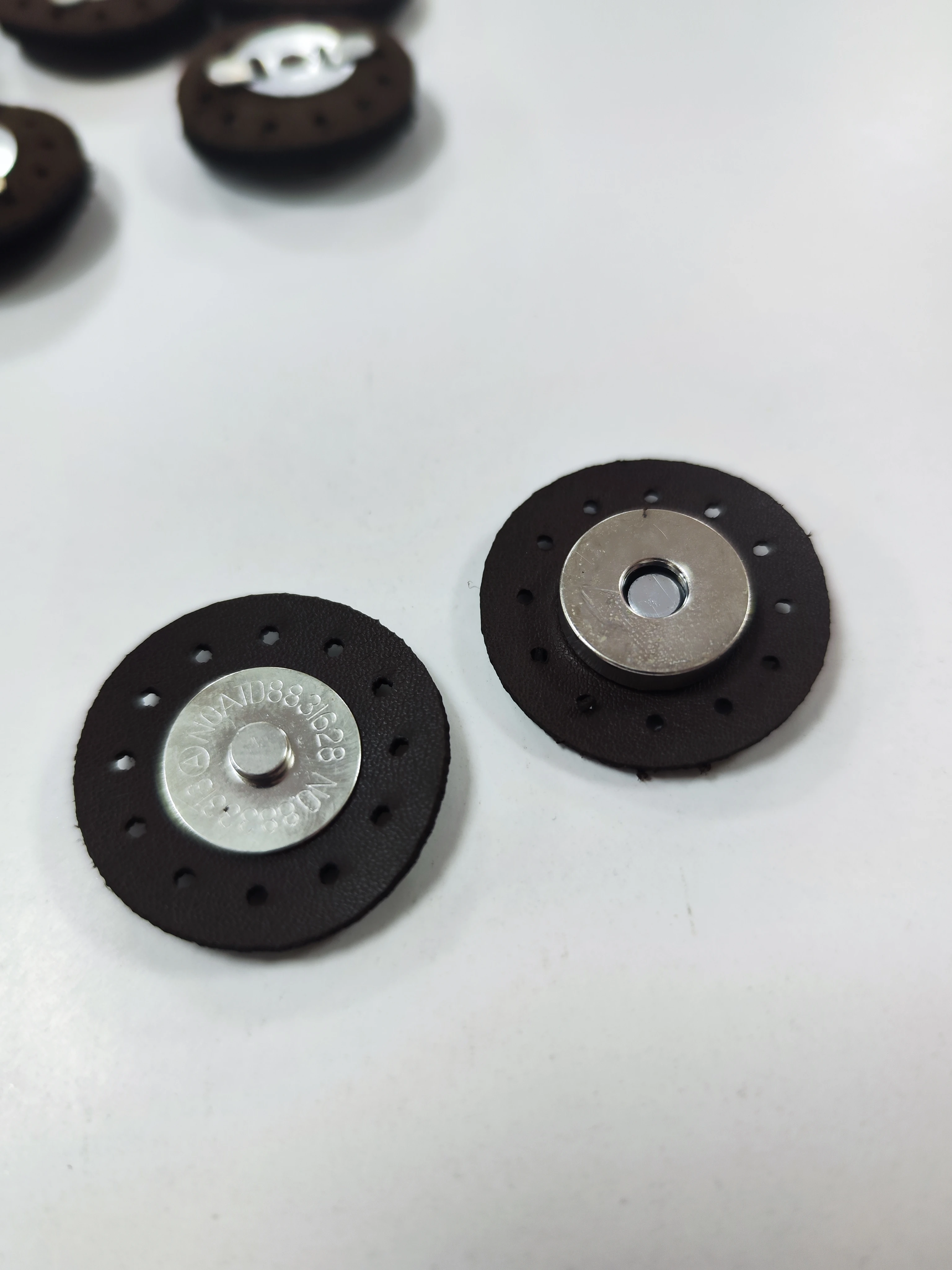 Derili Mıknatıs Dikmeli Koyu Kahve