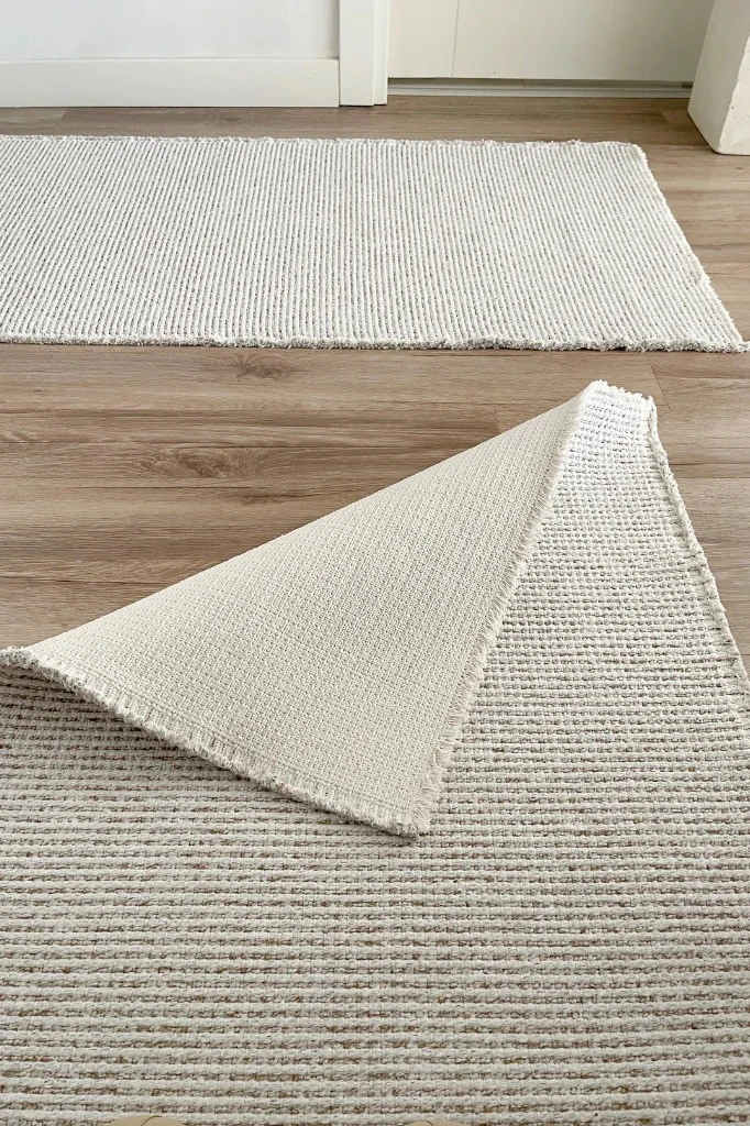 Sura Dört Tarafı Saçaklı Makine Halısı