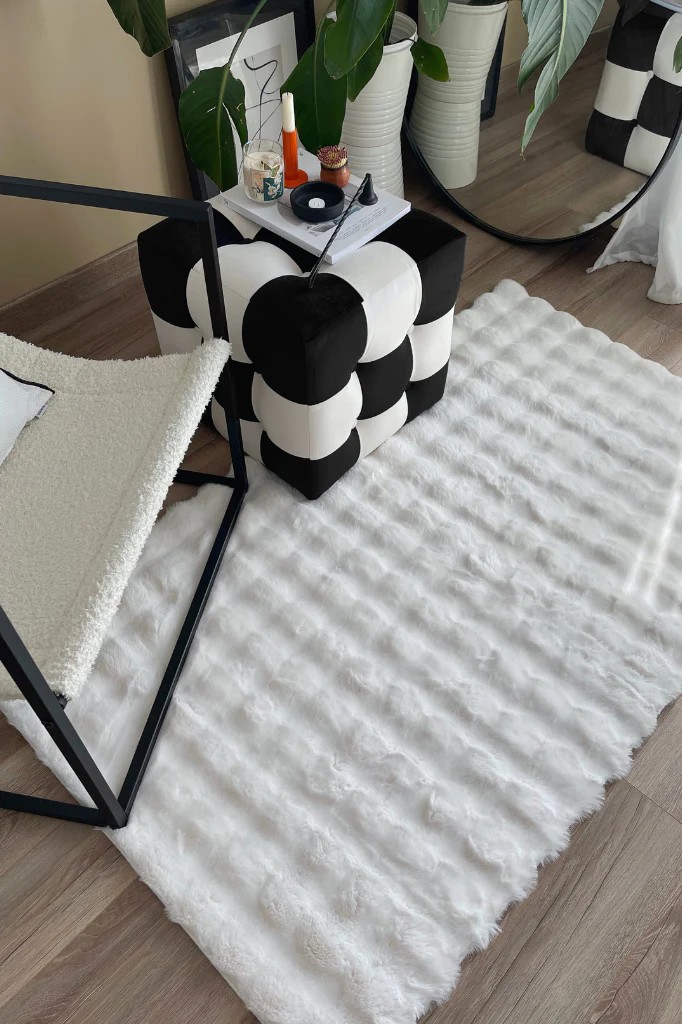 Molekül Kabartmalı Peluş Post - Beyaz