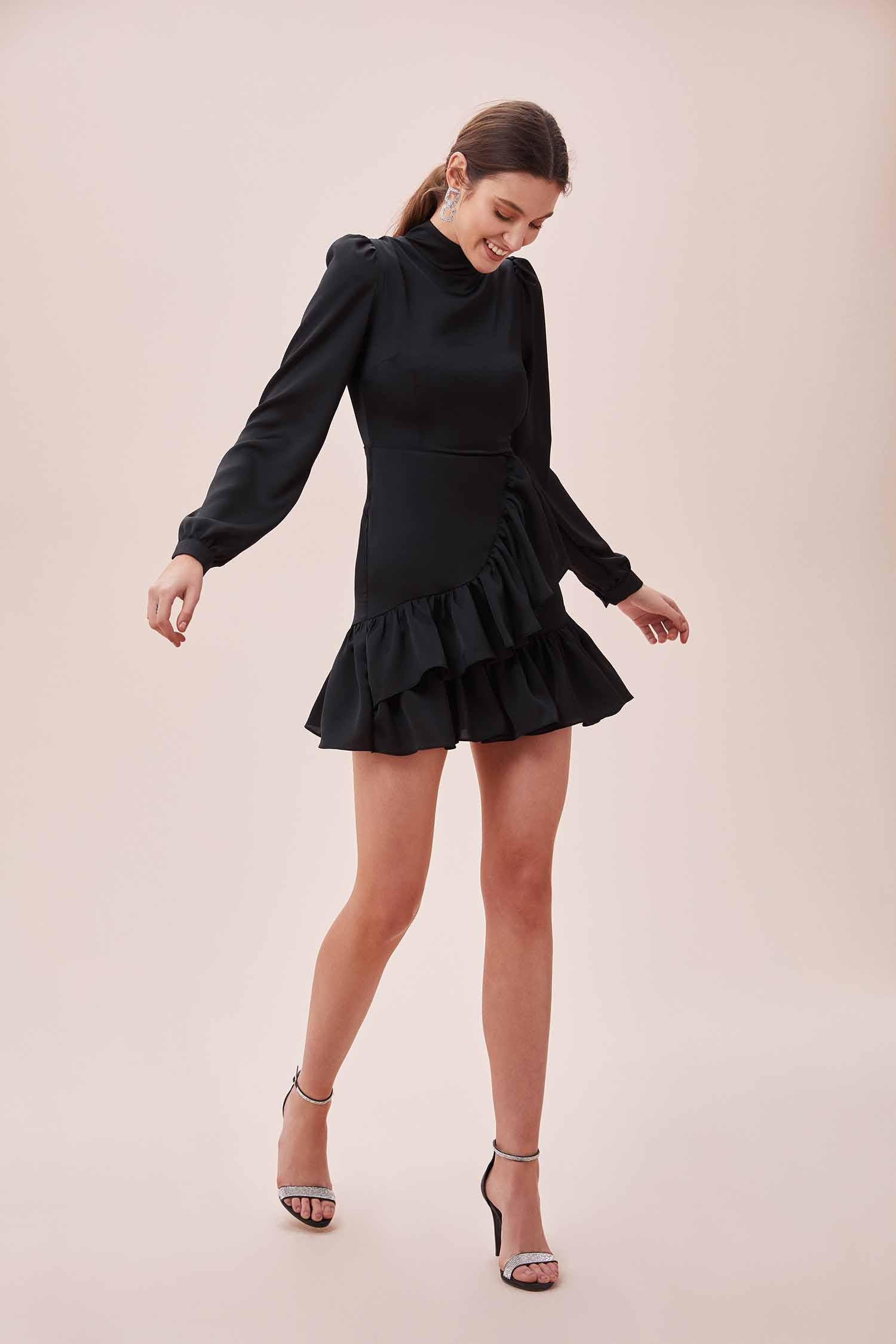Siyah Yüksek Yaka Uzun Kollu Eteği Fırfırlı Mini Saten Elbise