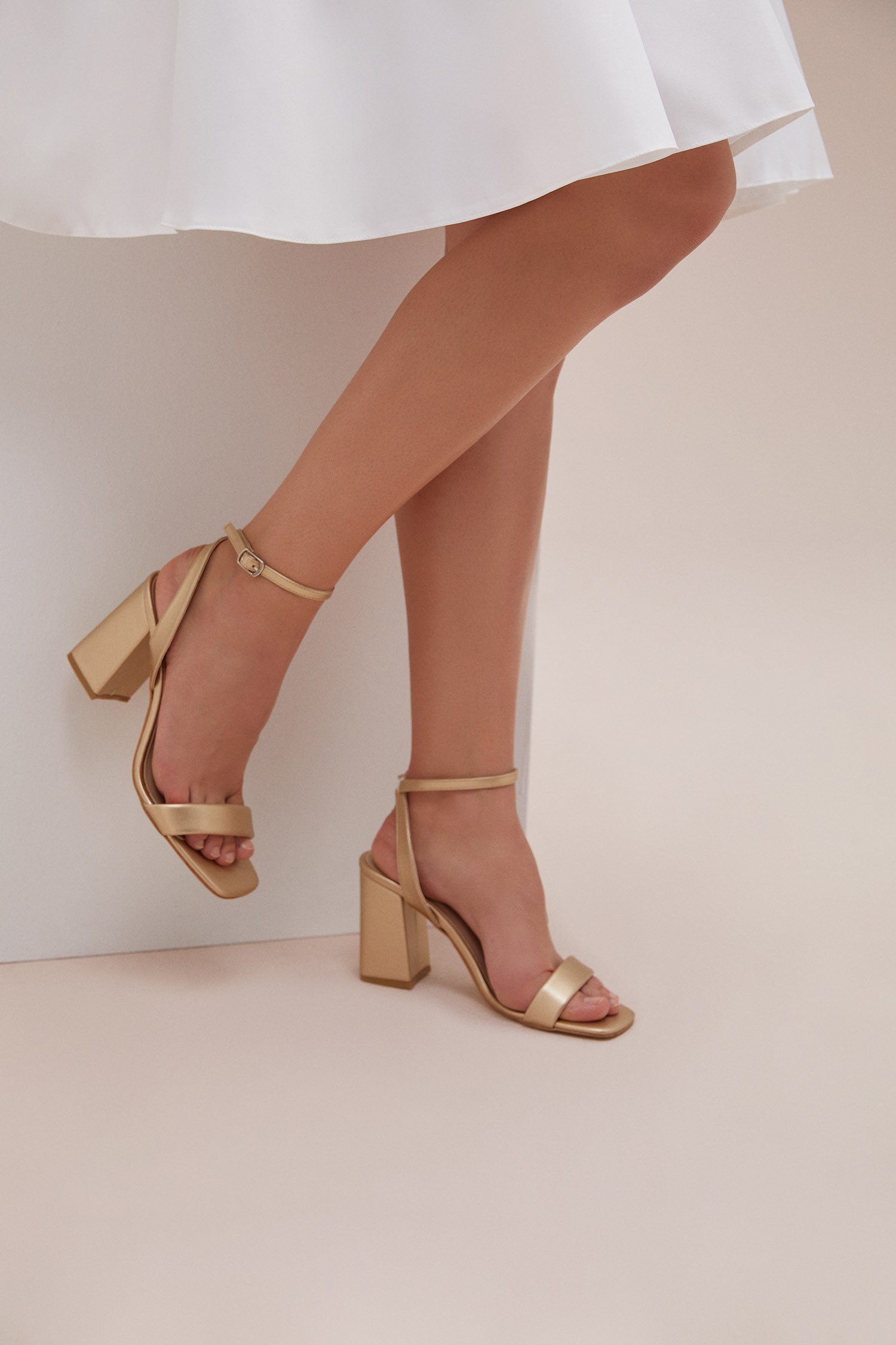 Gold Rengi İnce Bantlı Kalın Topuklu Abiye Ayakkabısı