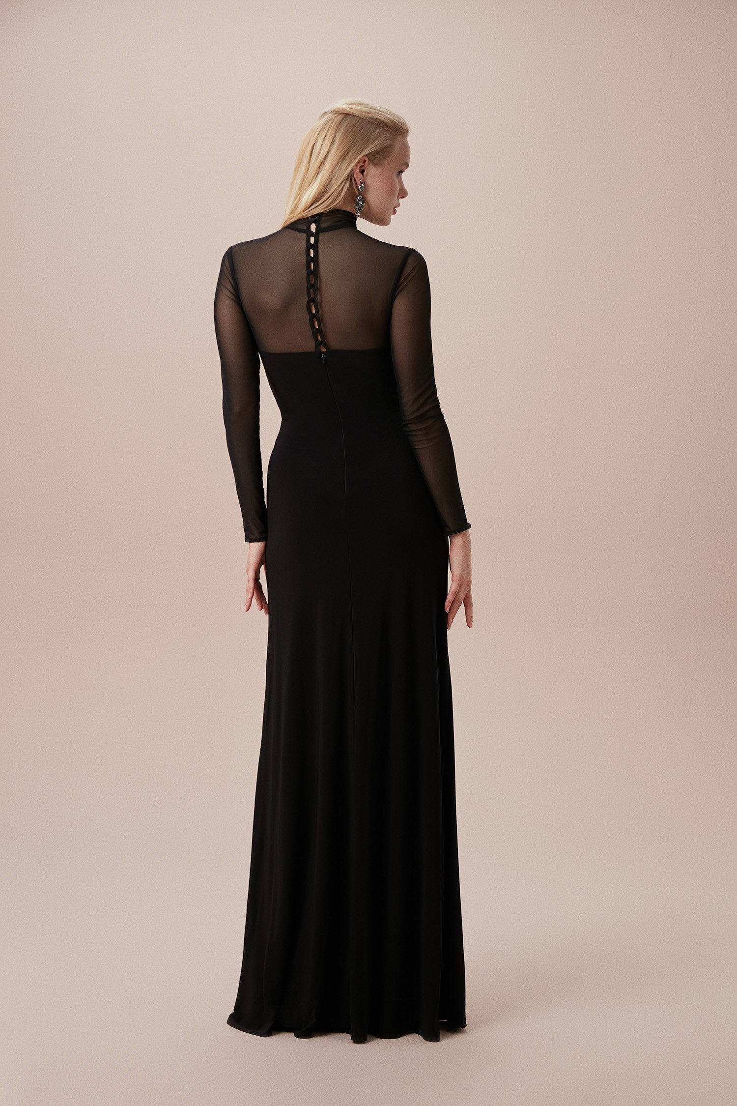 Siyah Uzun Kollu Tül Detaylı Uzun Krep Elbise