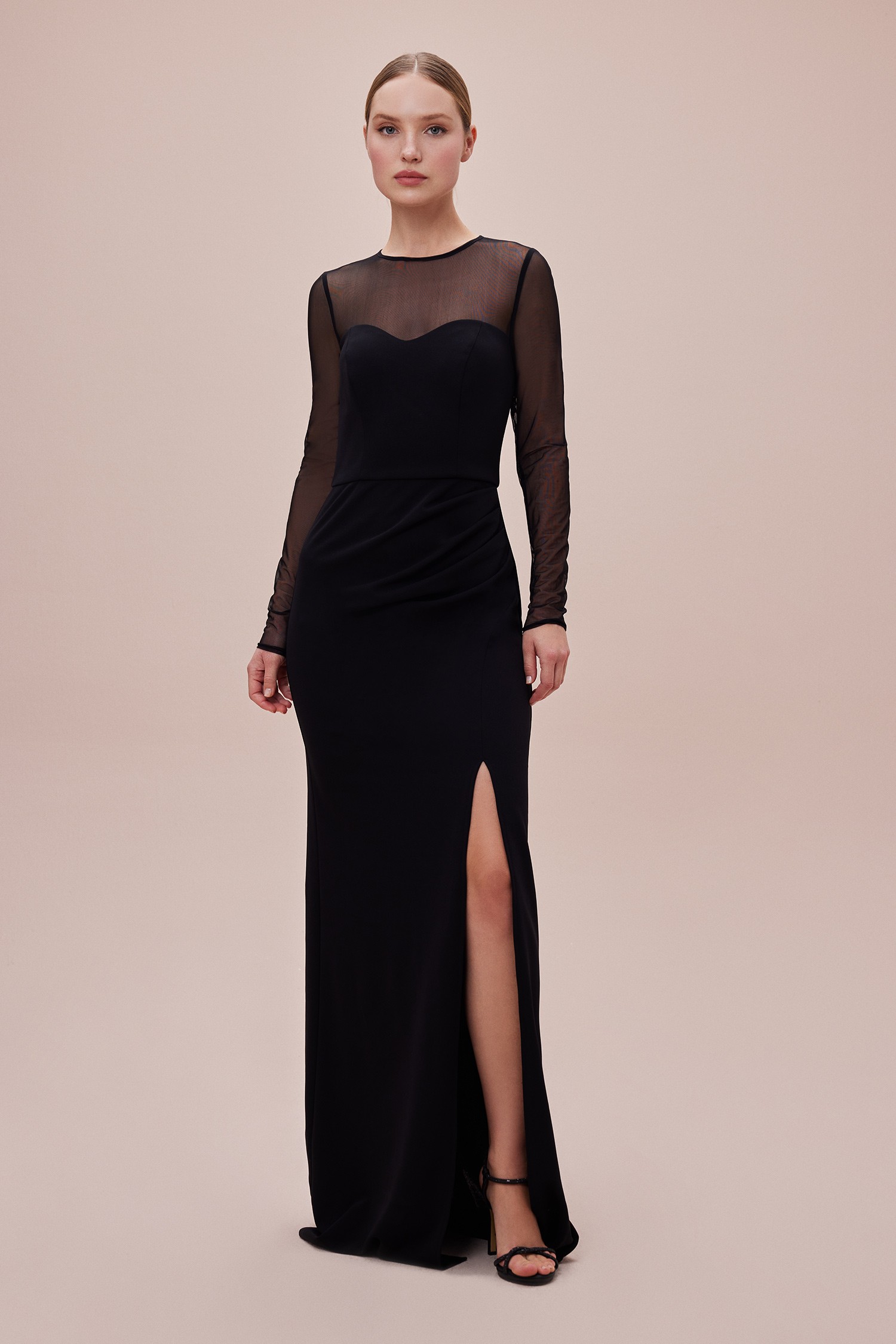 Siyah Uzun Tül Kollu Derin Yırtmaçlı Krep Elbise