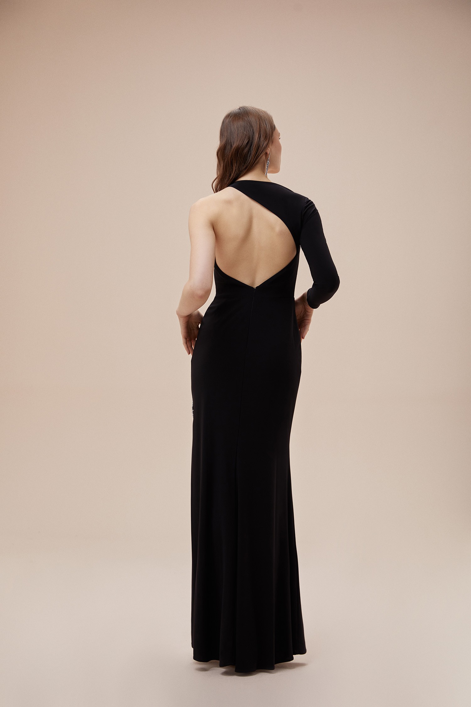 Siyah Tek Omuz Sırt Dekolteli Yırtmaçlı Uzun Krep Elbise