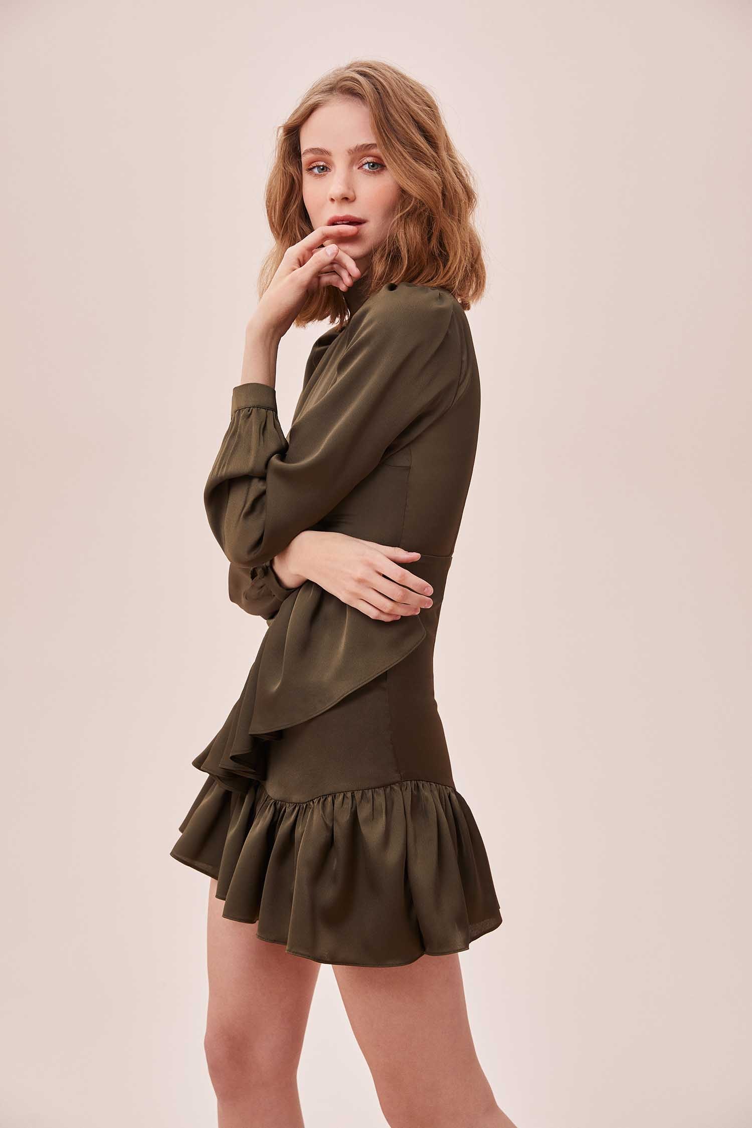Yeşil Yüksek Yaka Uzun Kollu Eteği Fırfırlı Mini Saten Elbise
