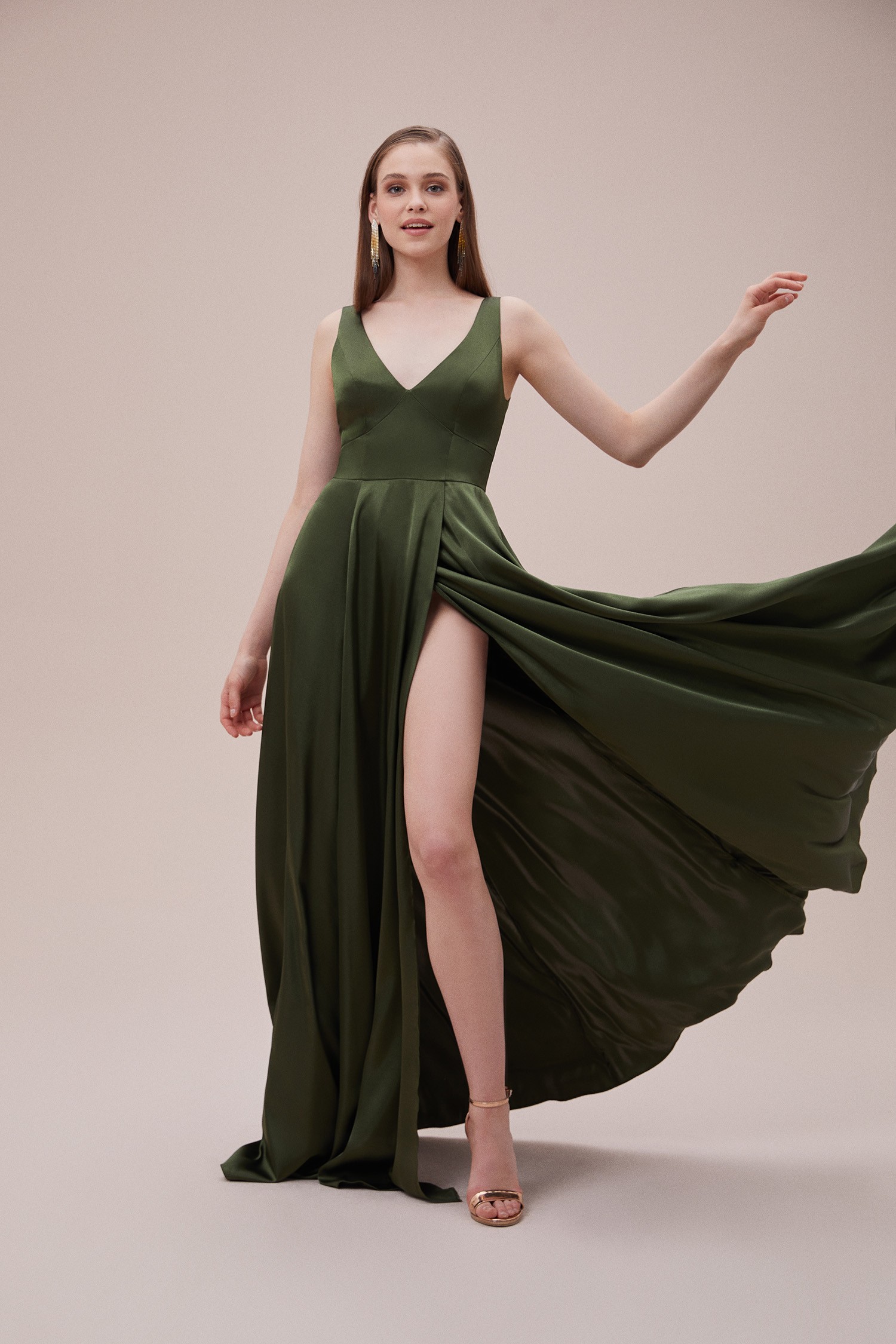 Koyu Yeşil Askılı Derin V Yaka Yırtmaçlı Saten Uzun Elbise