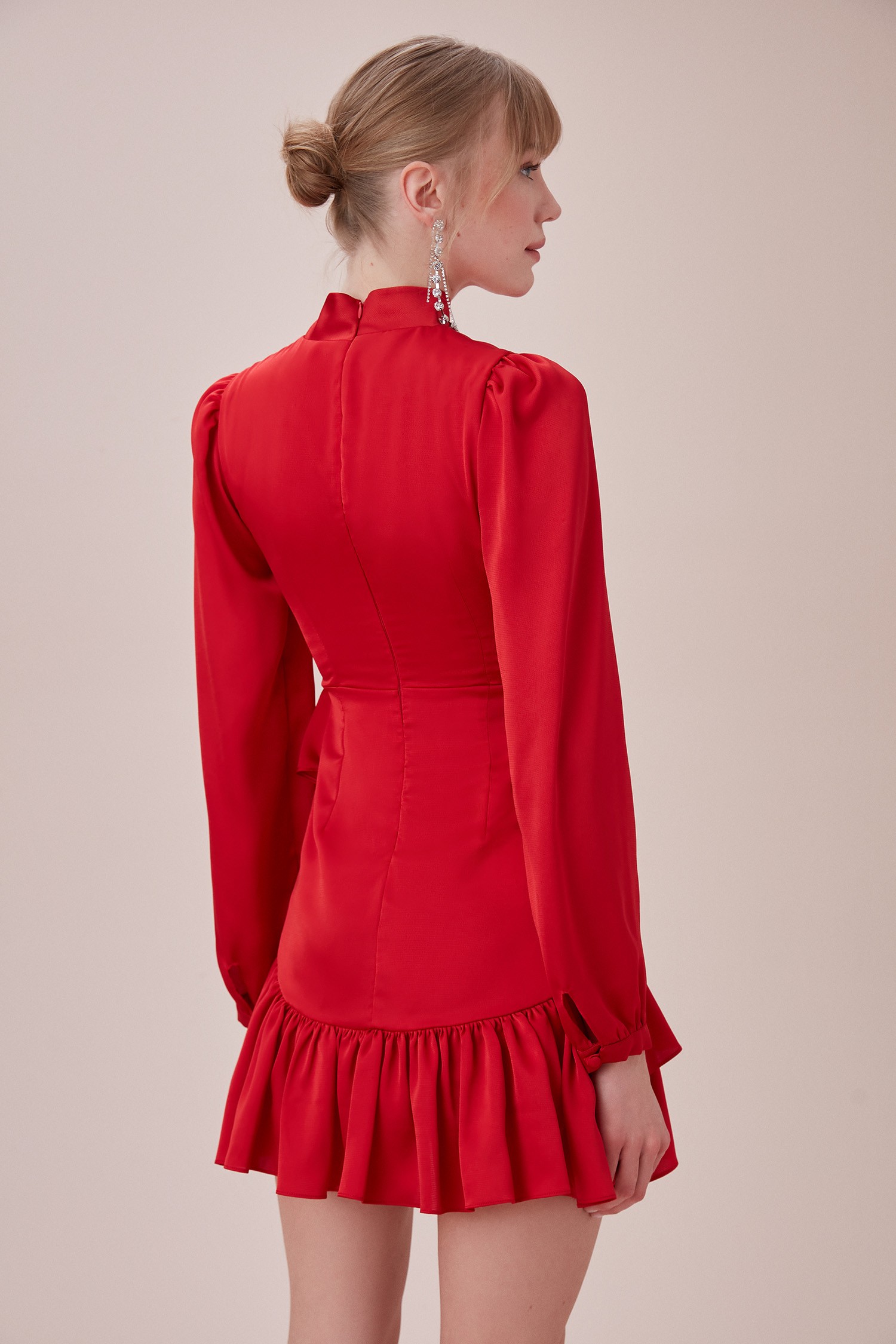 Kırmızı Yüksek Yaka Uzun Kollu Eteği Fırfırlı Mini Saten Elbise