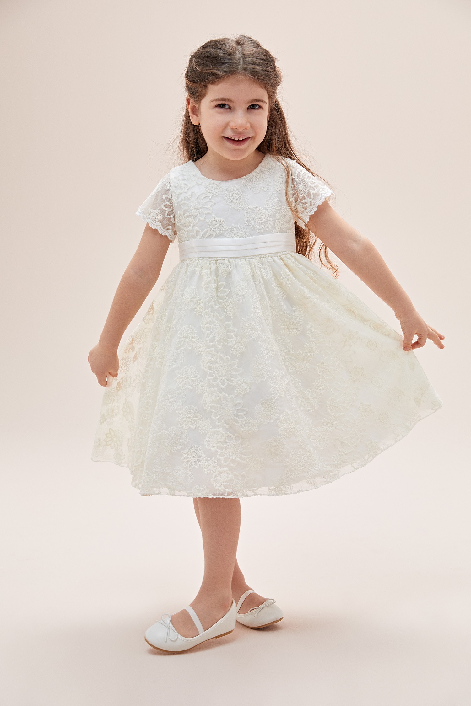 Beyaz Dantel İşlemeli Kısa Kollu Fiyonklu Çocuk Elbisesi