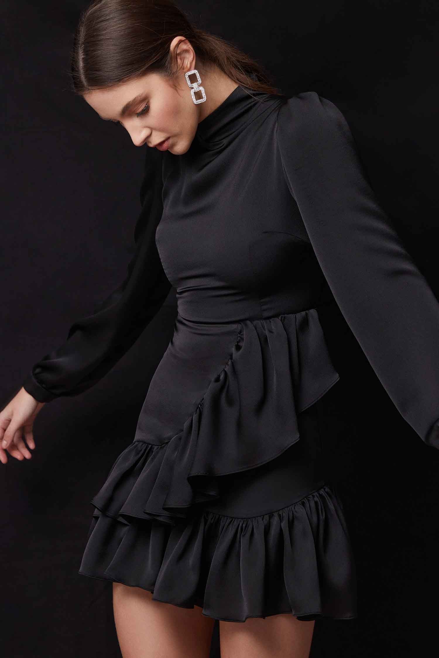 Siyah Yüksek Yaka Uzun Kollu Eteği Fırfırlı Mini Saten Elbise