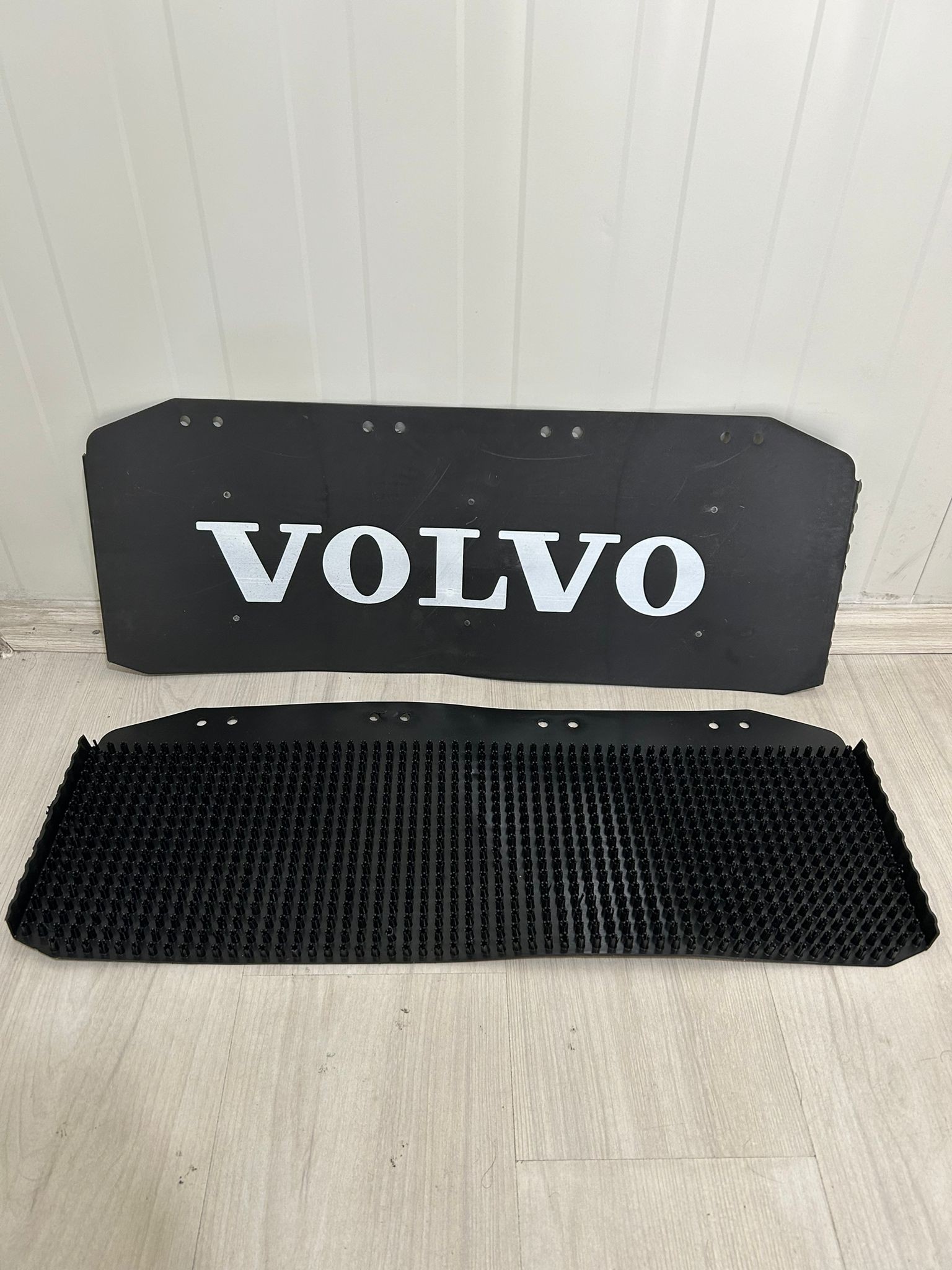 VOLVO YAZILI DİKENLİ PASPAS TOZLUK ARKA 26.5X70