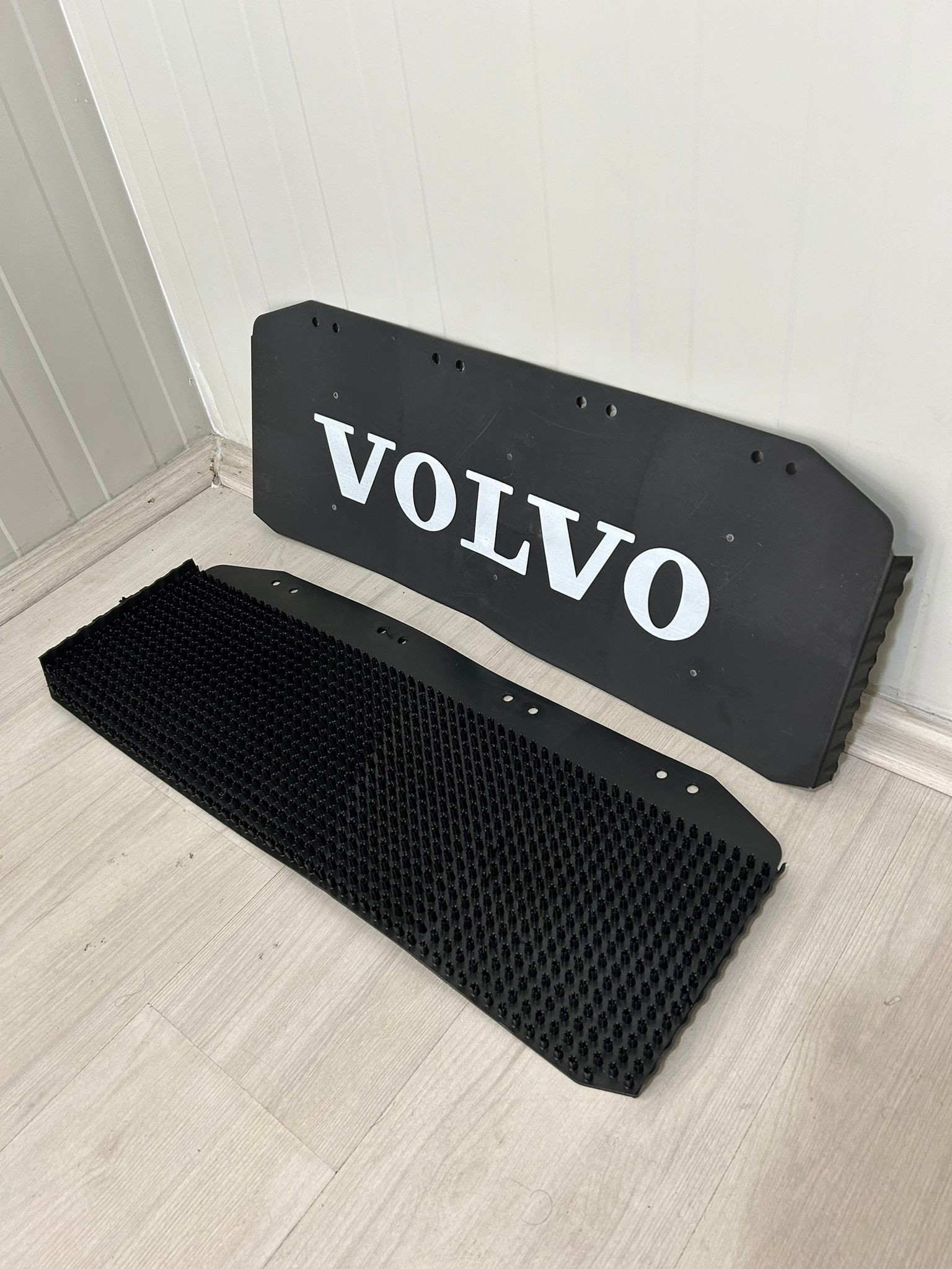 VOLVO YAZILI DİKENLİ PASPAS TOZLUK ARKA 26.5X70