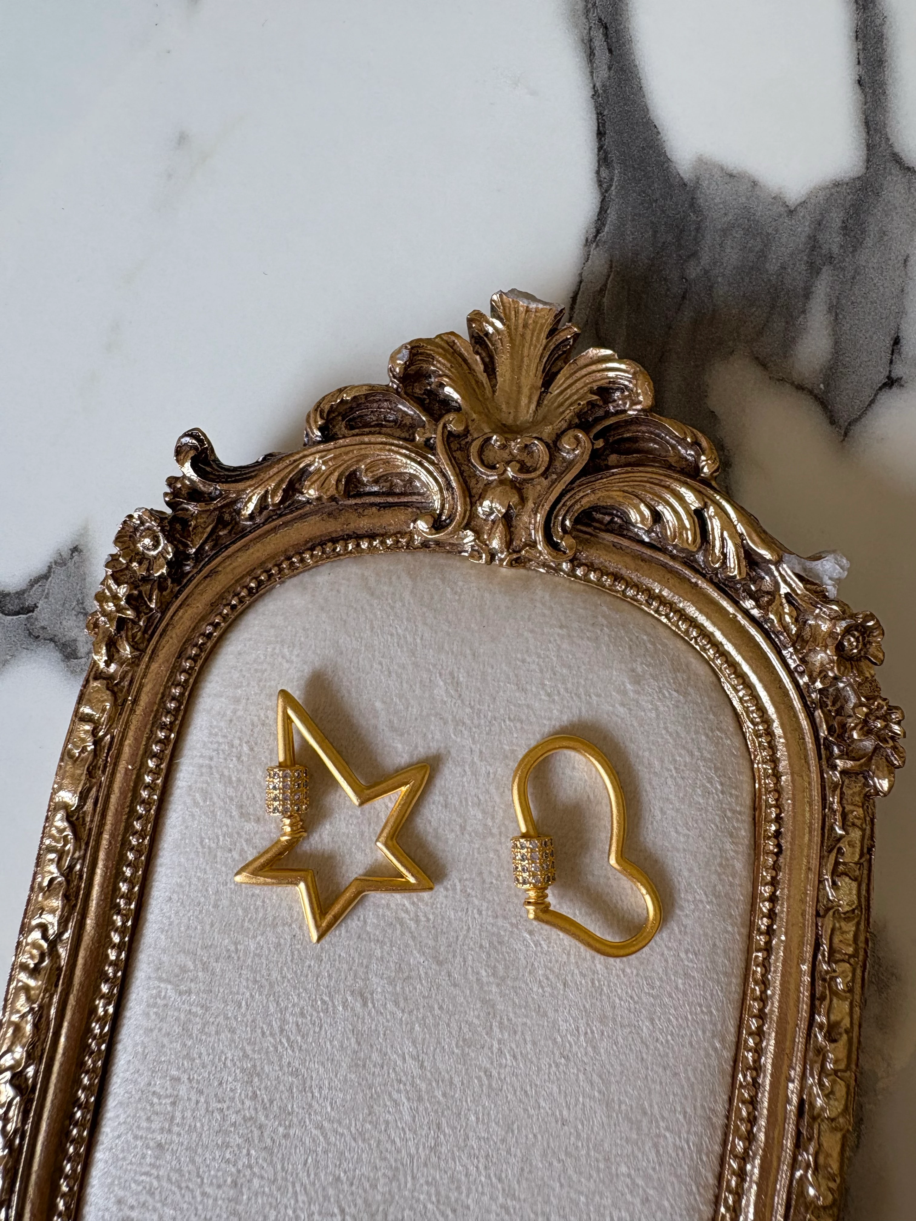 Kalp ve yıldız şeklinde karabina