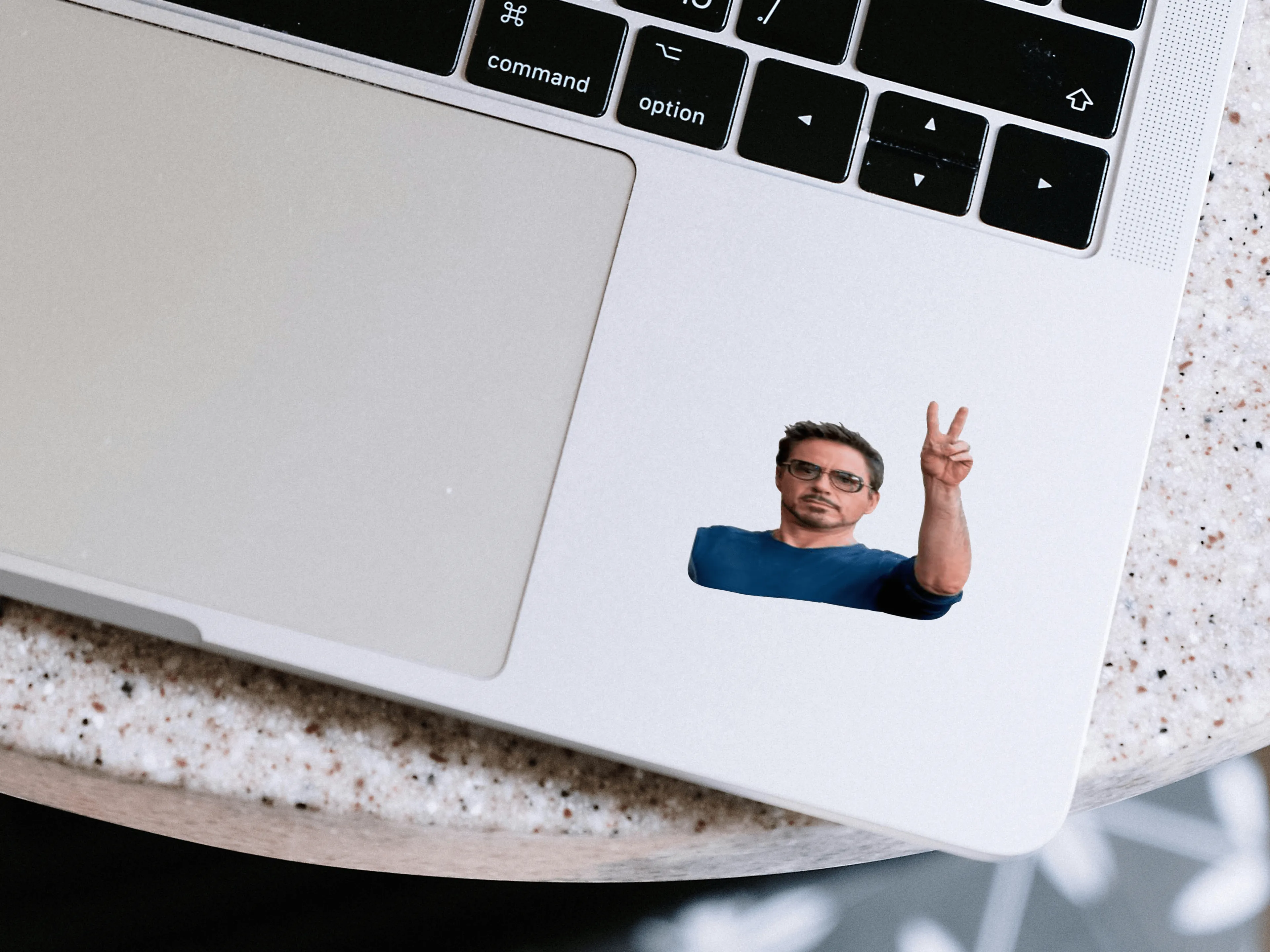 Tony Stark - Barış işareti