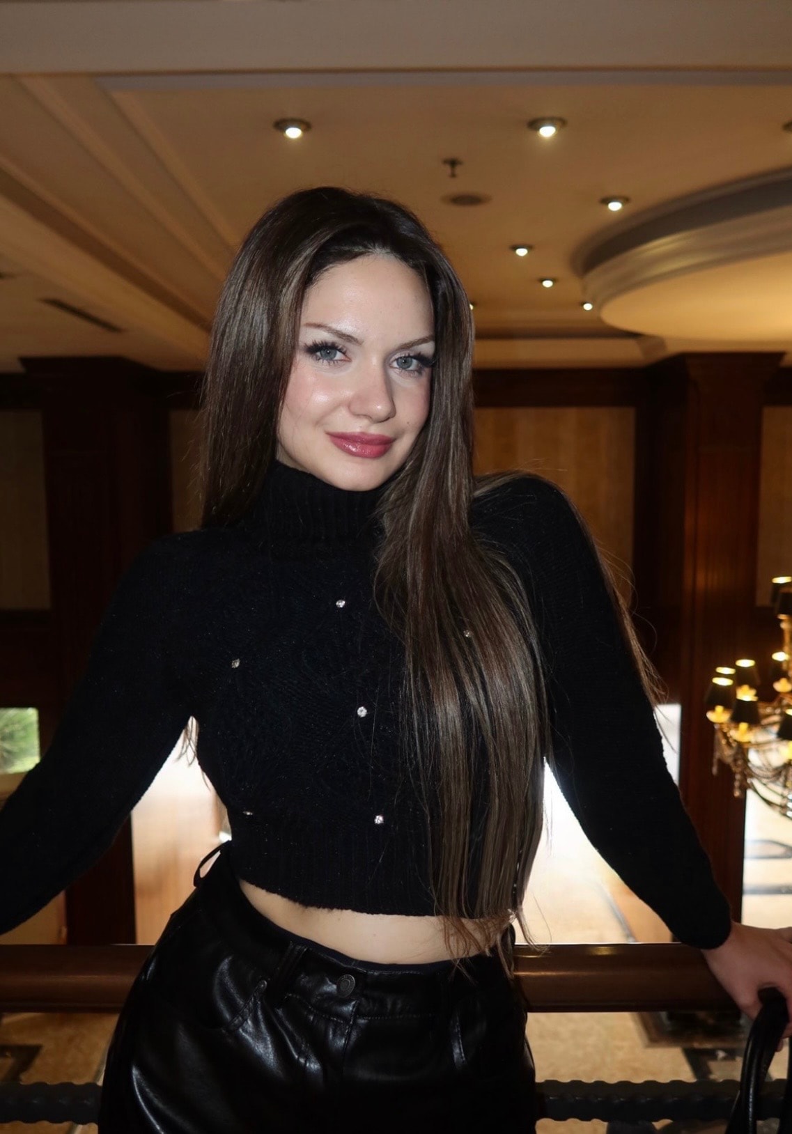 Liza Taş Detaylı Kazak - Siyah