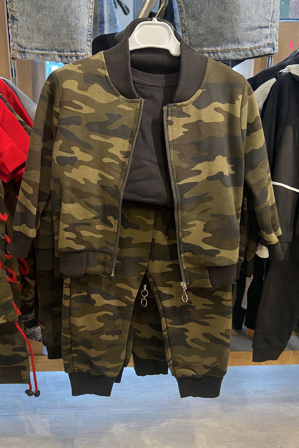 Erkek Çocuk Kamuflaj Desenli 3’lü Kombin – Bomber Ceket, Sweatshirt & Eşofman Altı (2-10 Yaş) - 31454