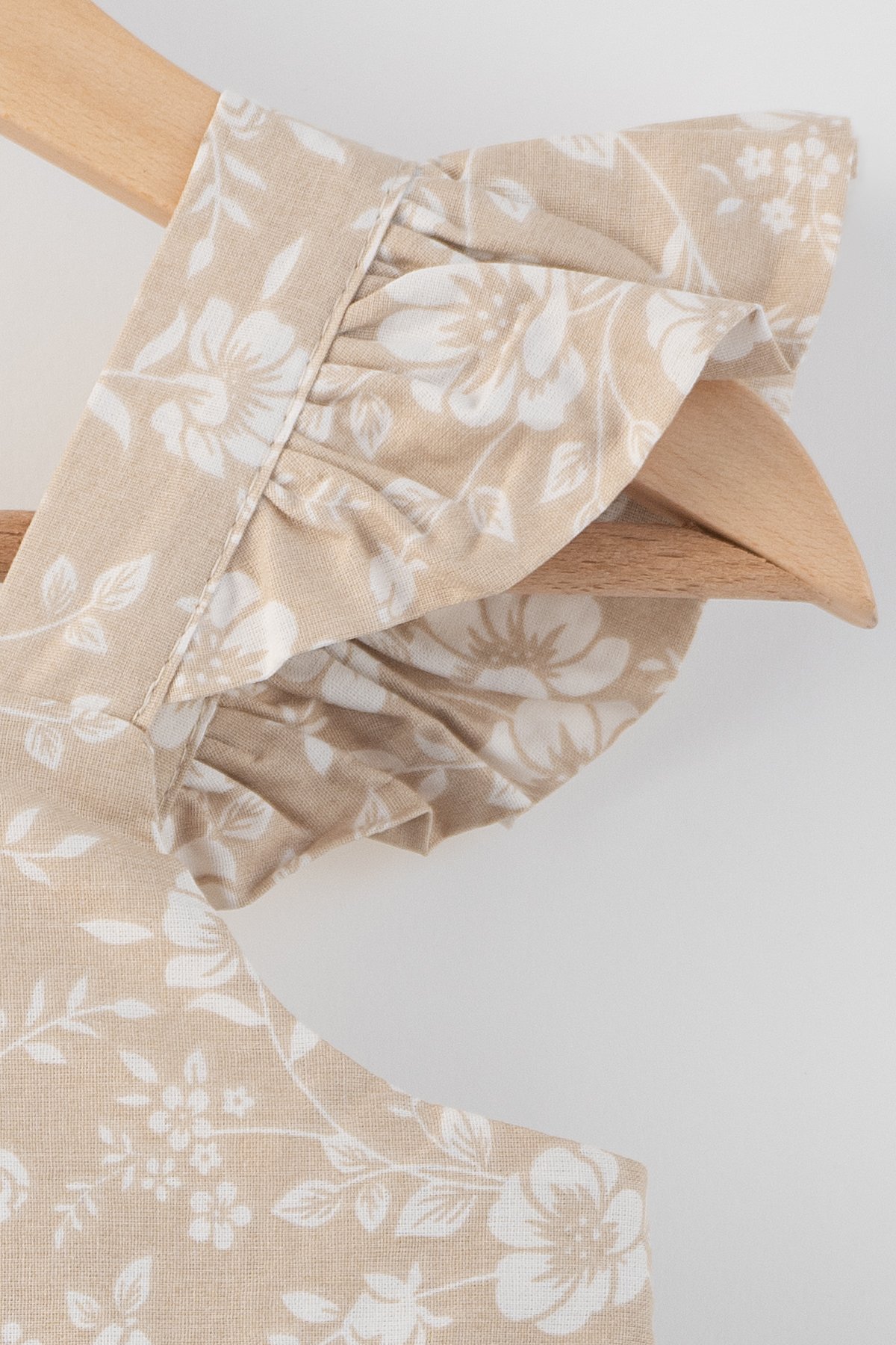 Naomi Çiçek Desenli Omuzları Fırfırlı Sırtı Fiyonk Bağlamalı Pamuklu Elbise - Bej