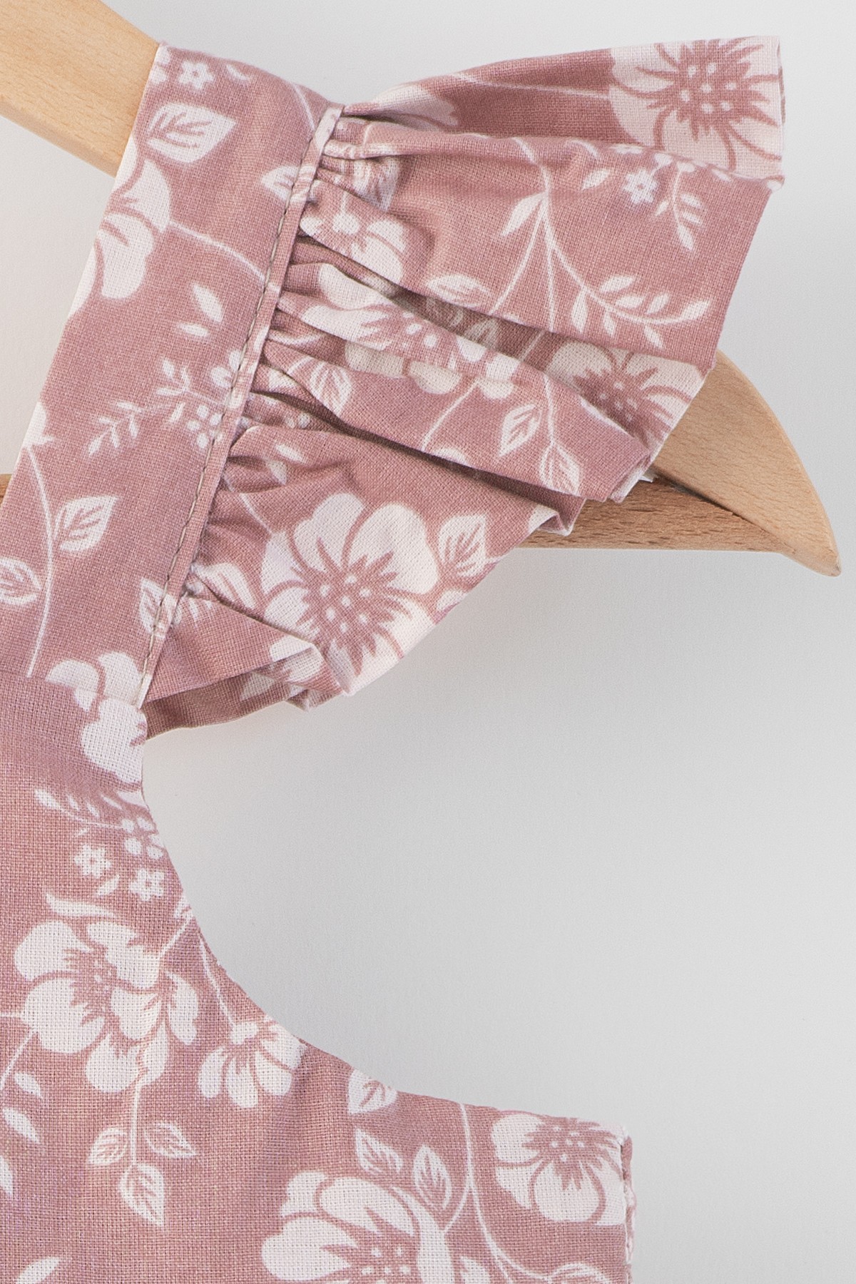Naomi Çiçek Desenli Omuzları Fırfırlı Sırtı Fiyonk Bağlamalı Pamuklu Elbise - GÜL KURUSU