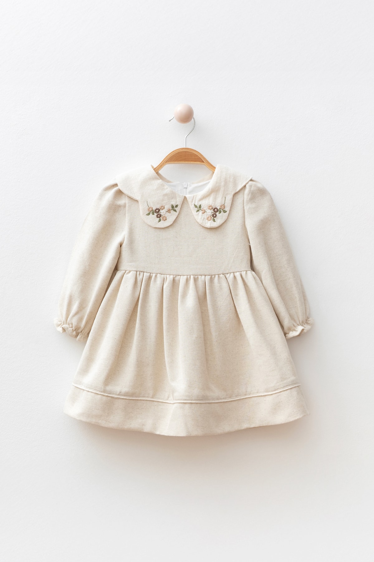 Fleur Kız Bebek Çocuk Çiçek Nakış Detaylı Fırfır Kenarlı Keten Yakalı Astarlı Elbise - Bej