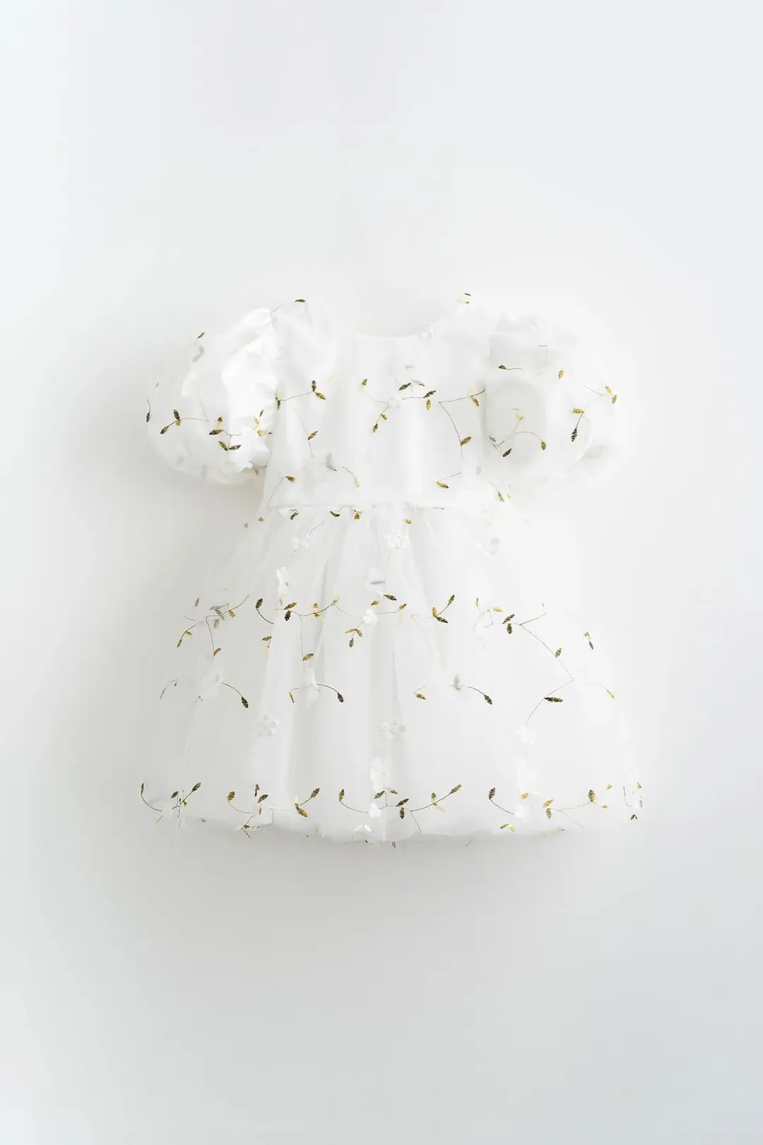 3D Çiçek Detaylı Nakışlı Beyaz Tül Elbise