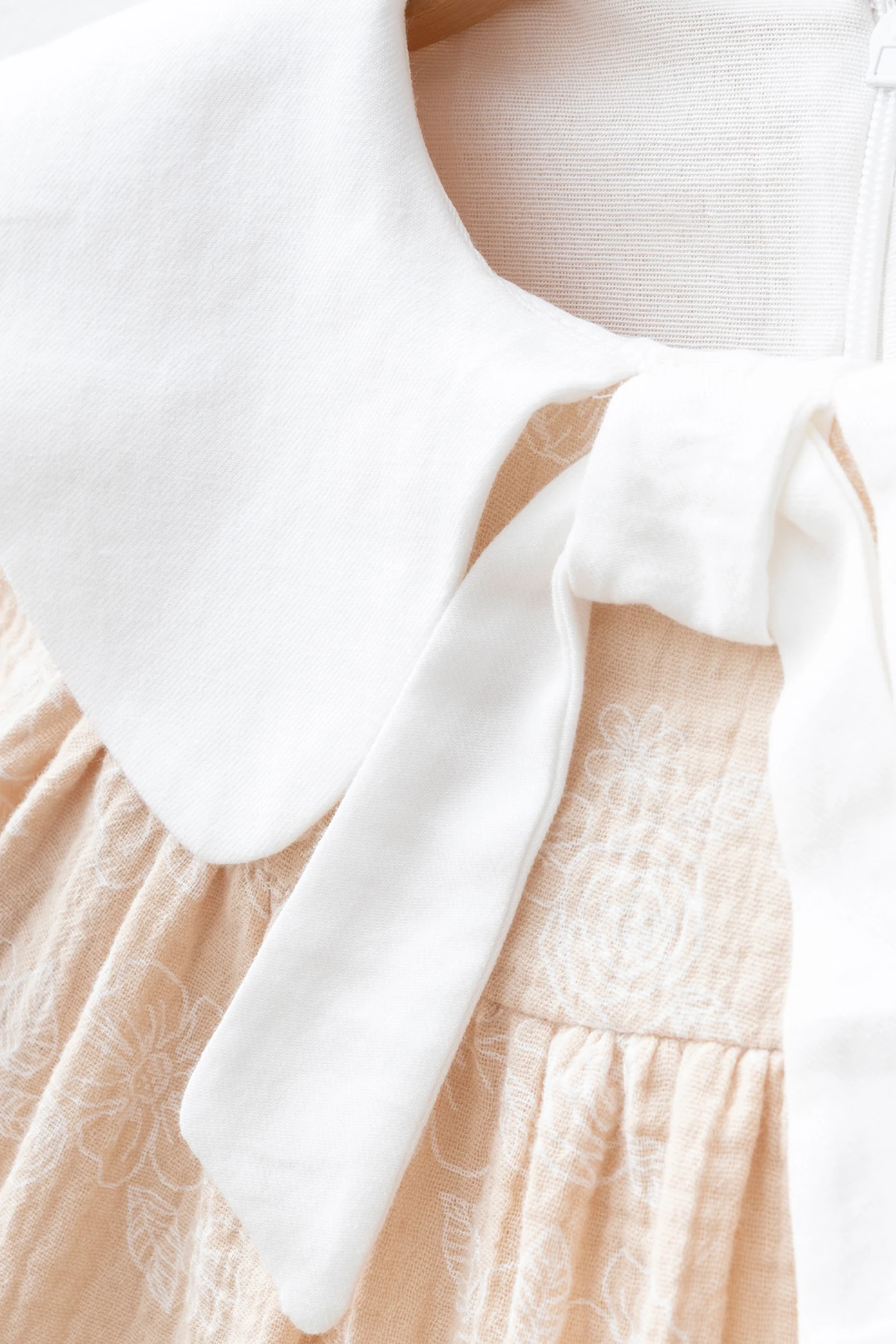 Leah Kız Bebek Çocuk Çiçek Baskı Detaylı Büyük Yakalı Astarlı Müslin Elbise - Bej