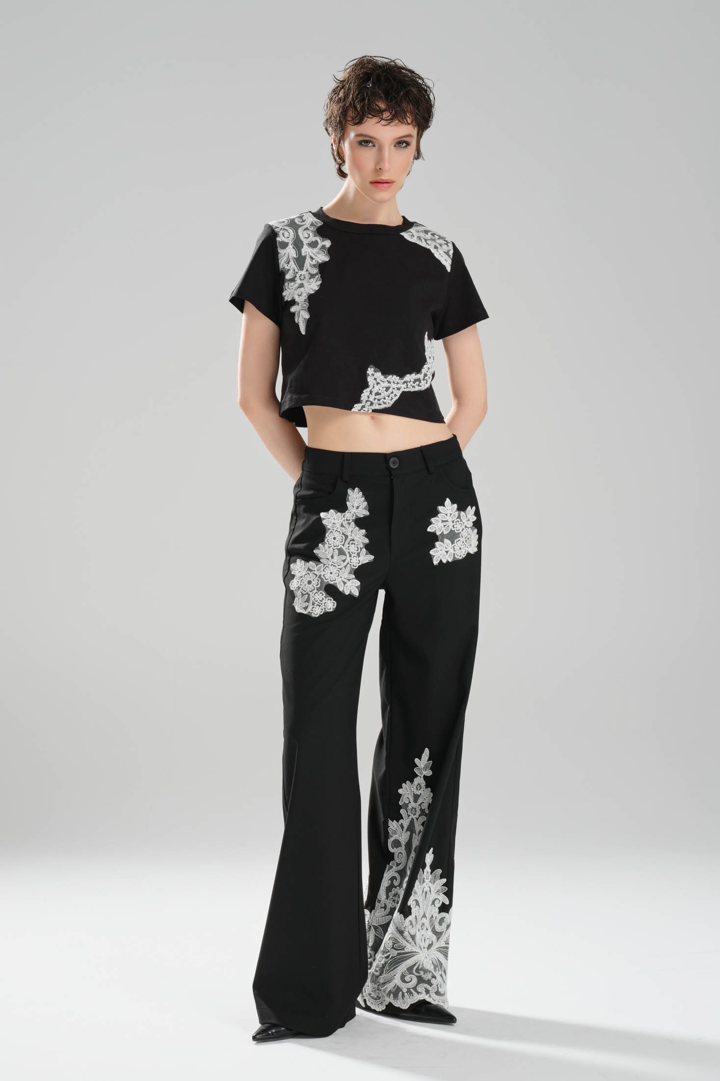 Kadın Dantel Aplikeli Tasarım Crop T-shirt