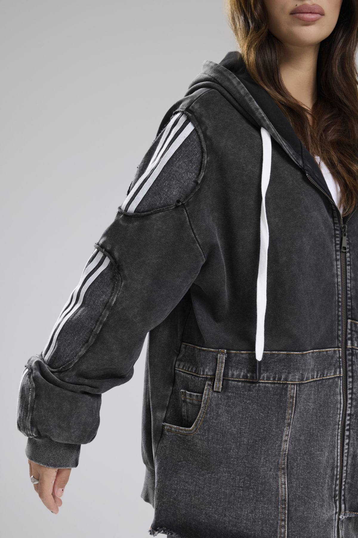 Kadın Yıkamalı Denim Garnili Kolları Şerit Detaylı Oversize Kapşonlu Tasarım Ceket