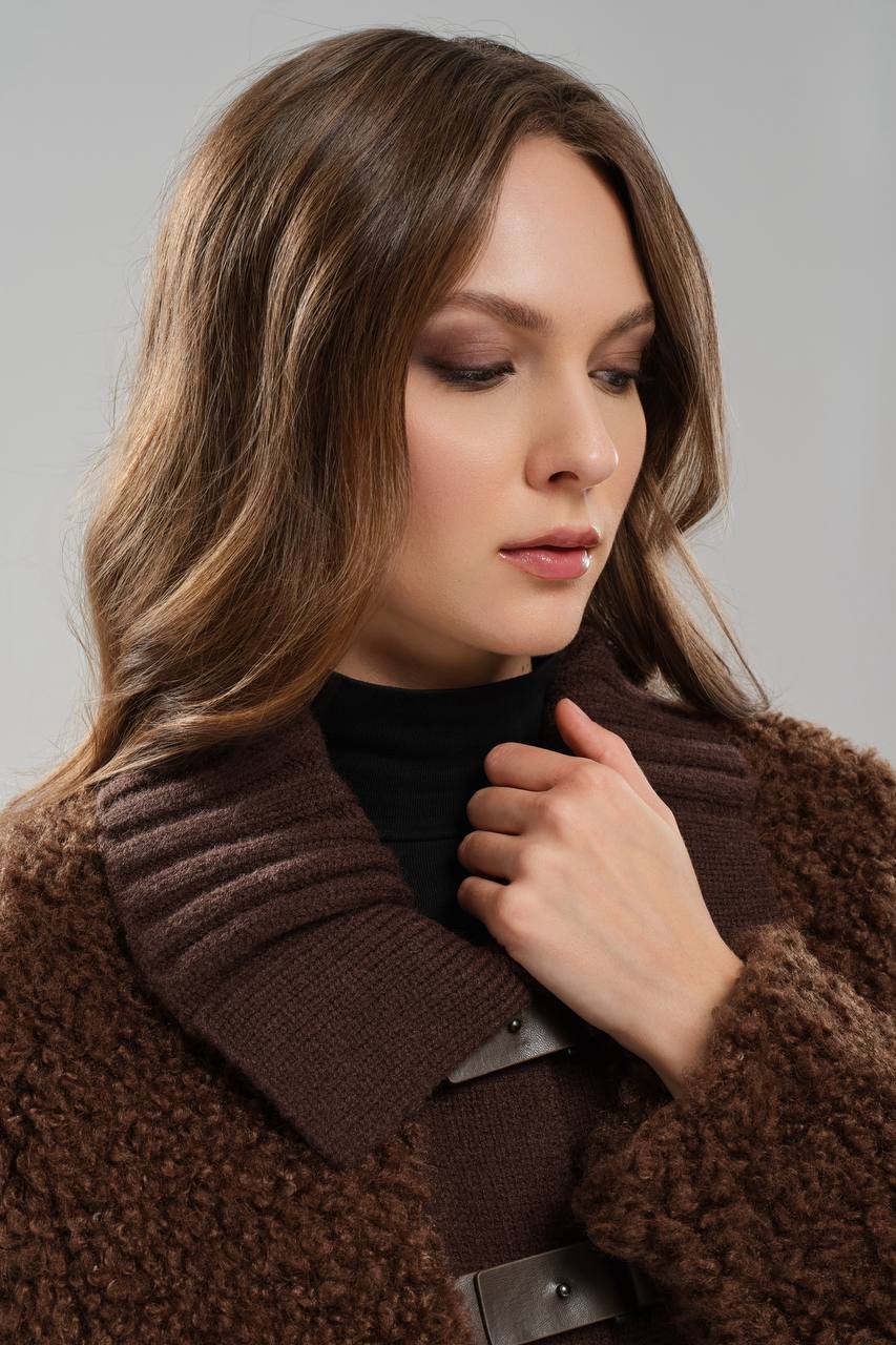 Kadın Peluş Kumaş Yakası Triko Ön Kapaması Deri Toka Detaylı Tasarım Mont Kaban