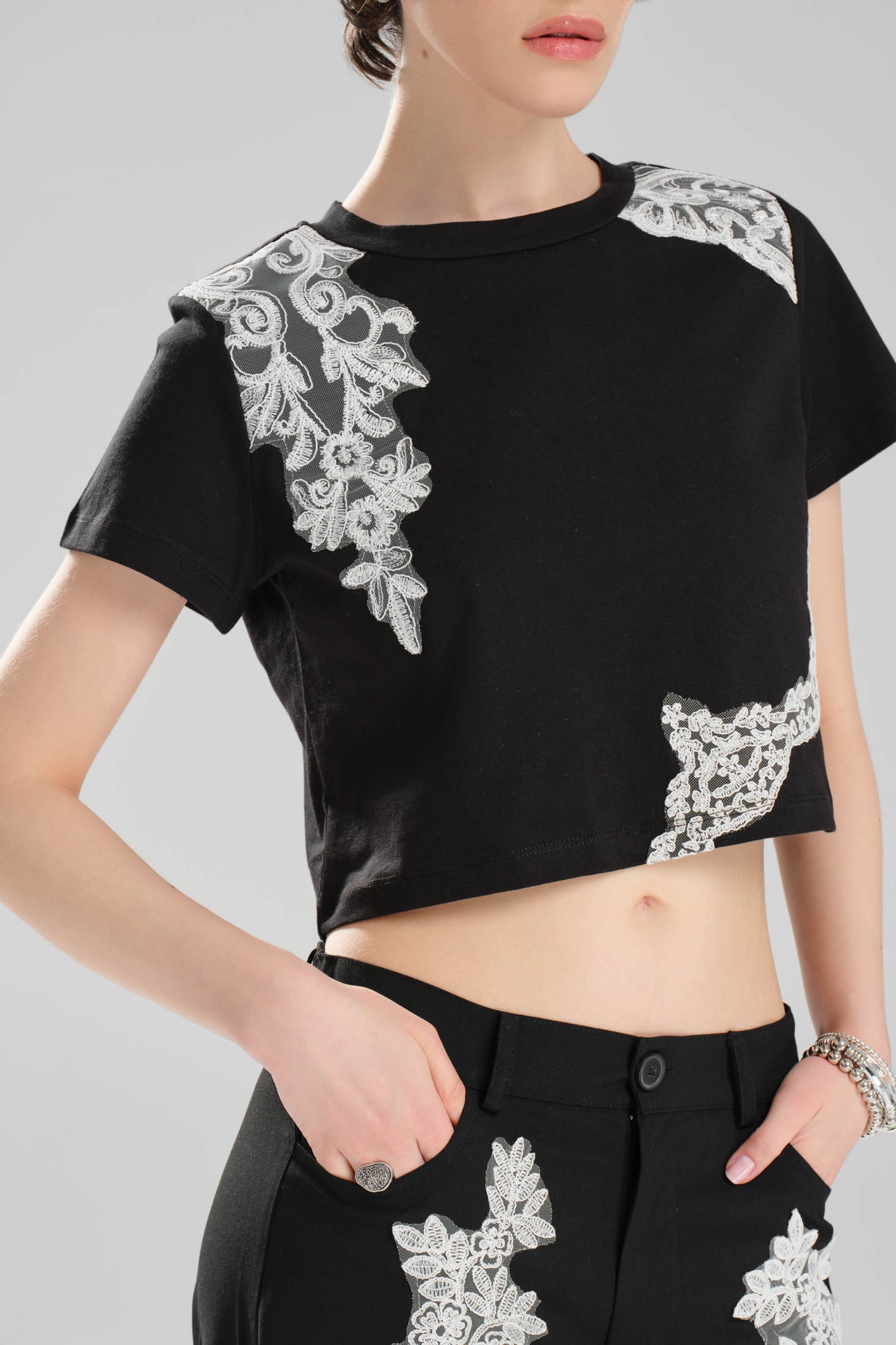 Kadın Dantel Aplikeli Tasarım Crop T-shirt