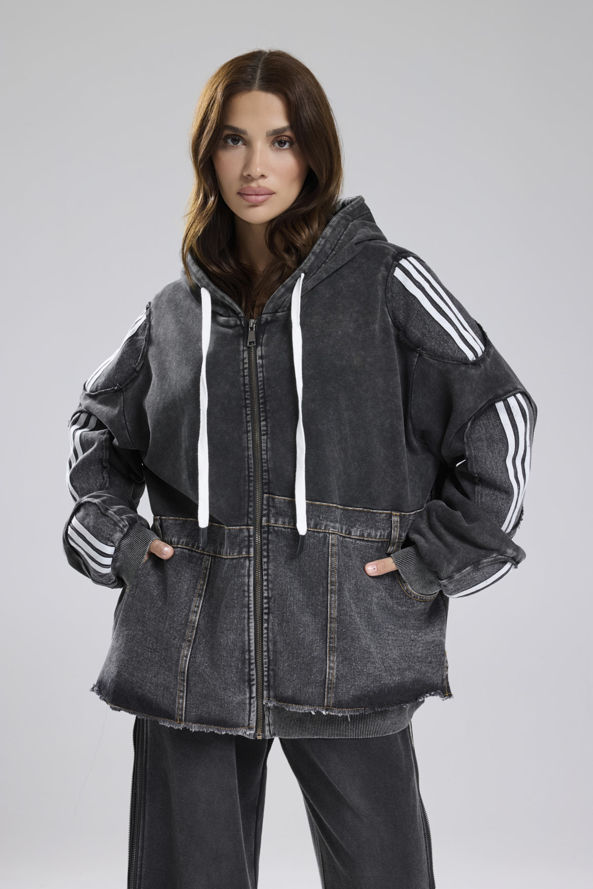 Kadın Yıkamalı Denim Garnili Kolları Şerit Detaylı Oversize Kapşonlu Tasarım Ceket